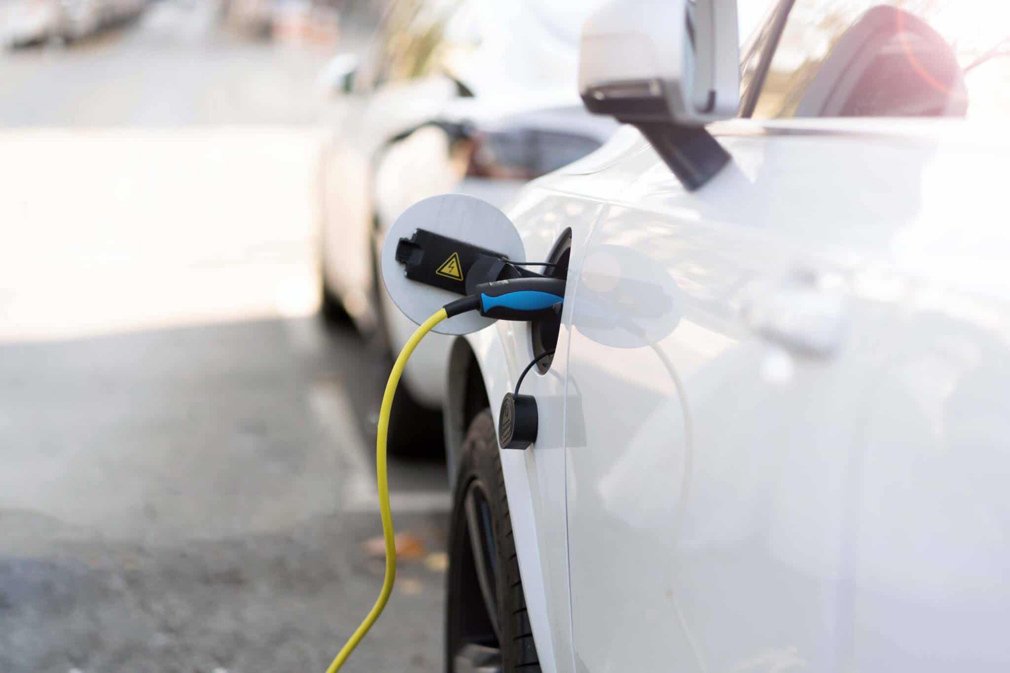 veículo elétrico a carregar a ilustrar o regresso dos apoios aos veículos elétricos em 2023