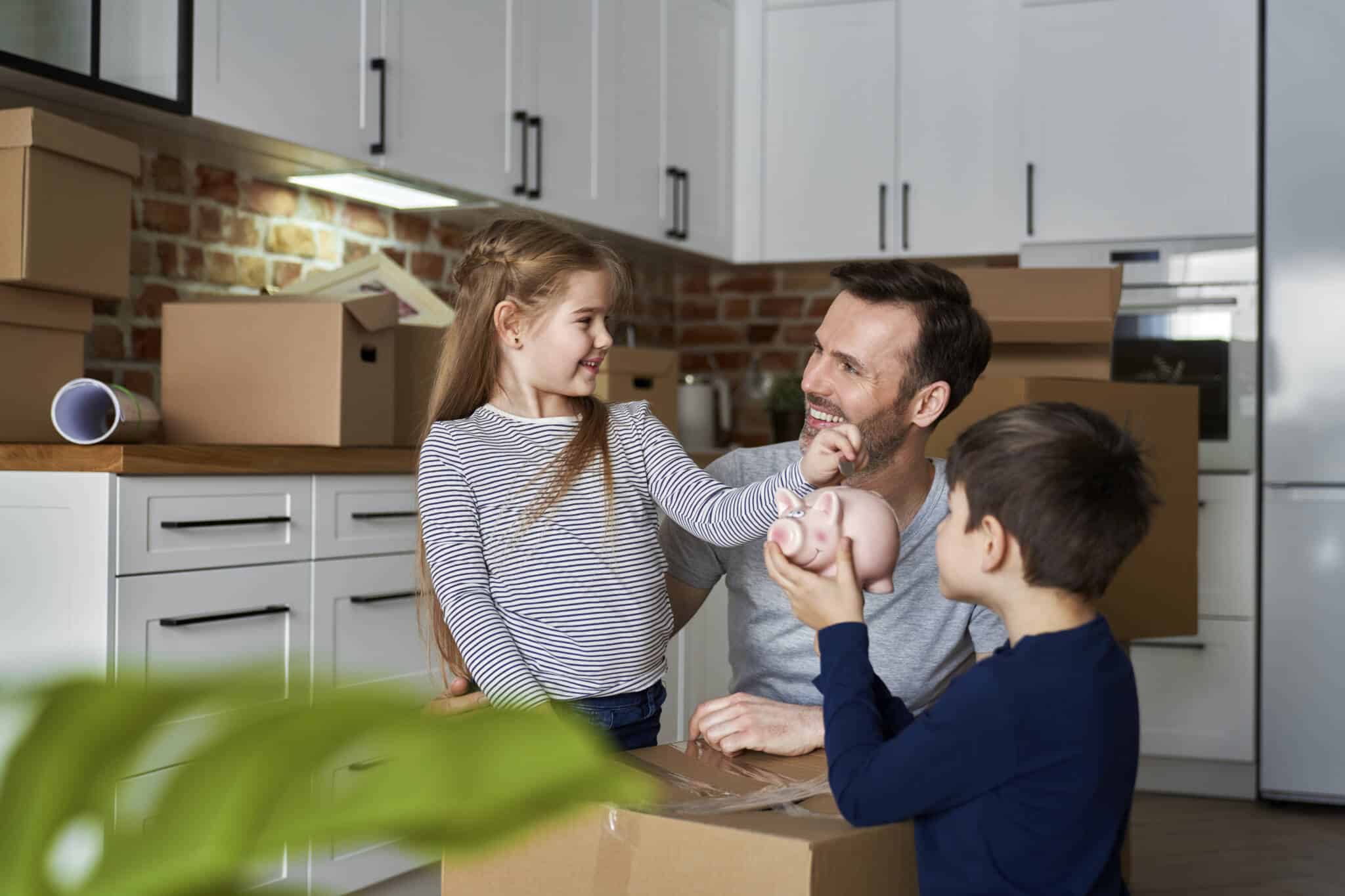 pai a ensinar os filhos a gerirem dinheiro de forma animada