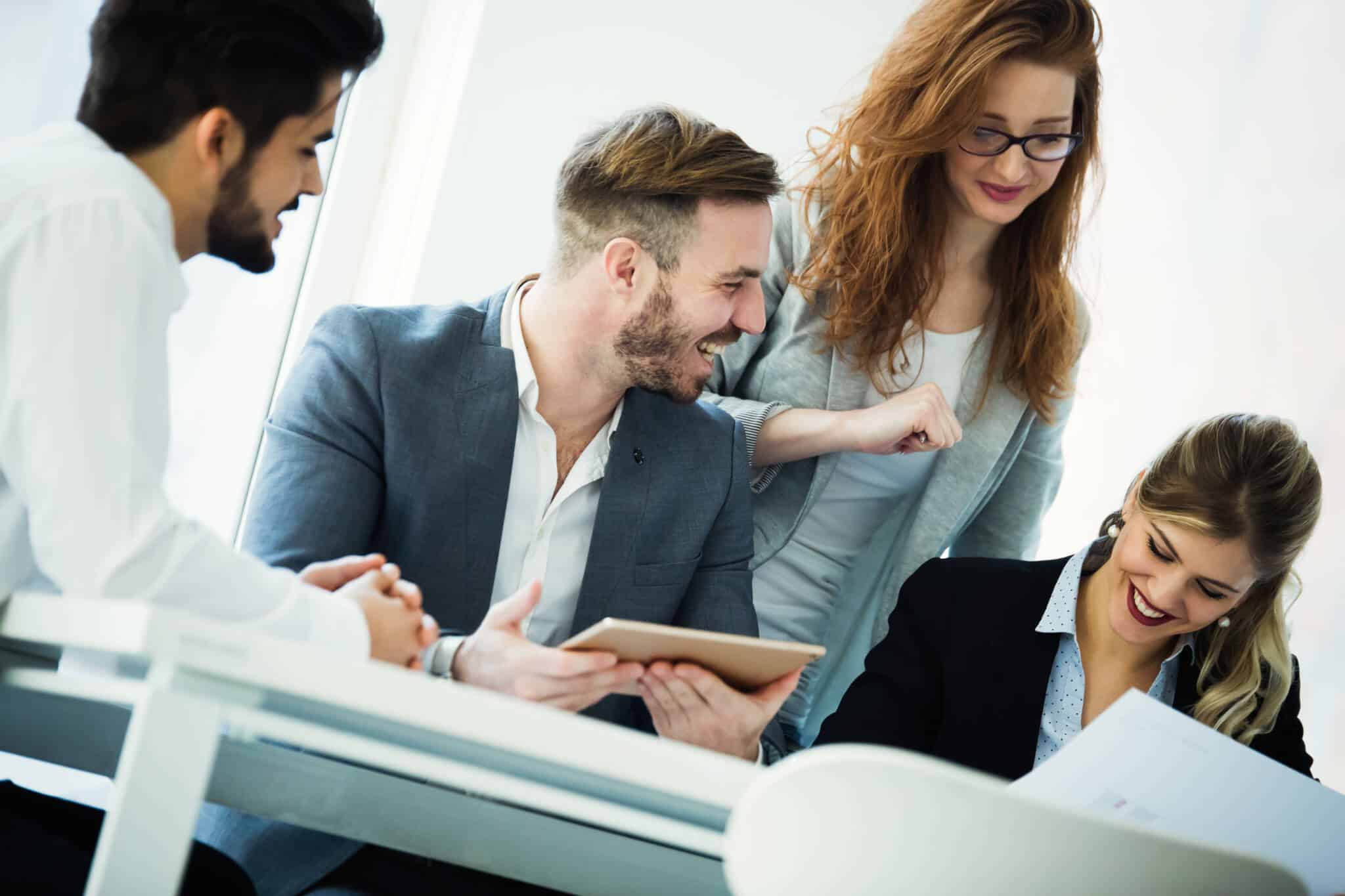 Grupo de trabalhadores felizes