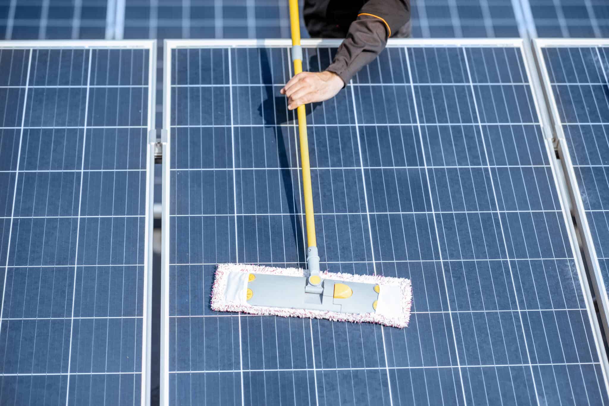 Homem a limpar paineis solares