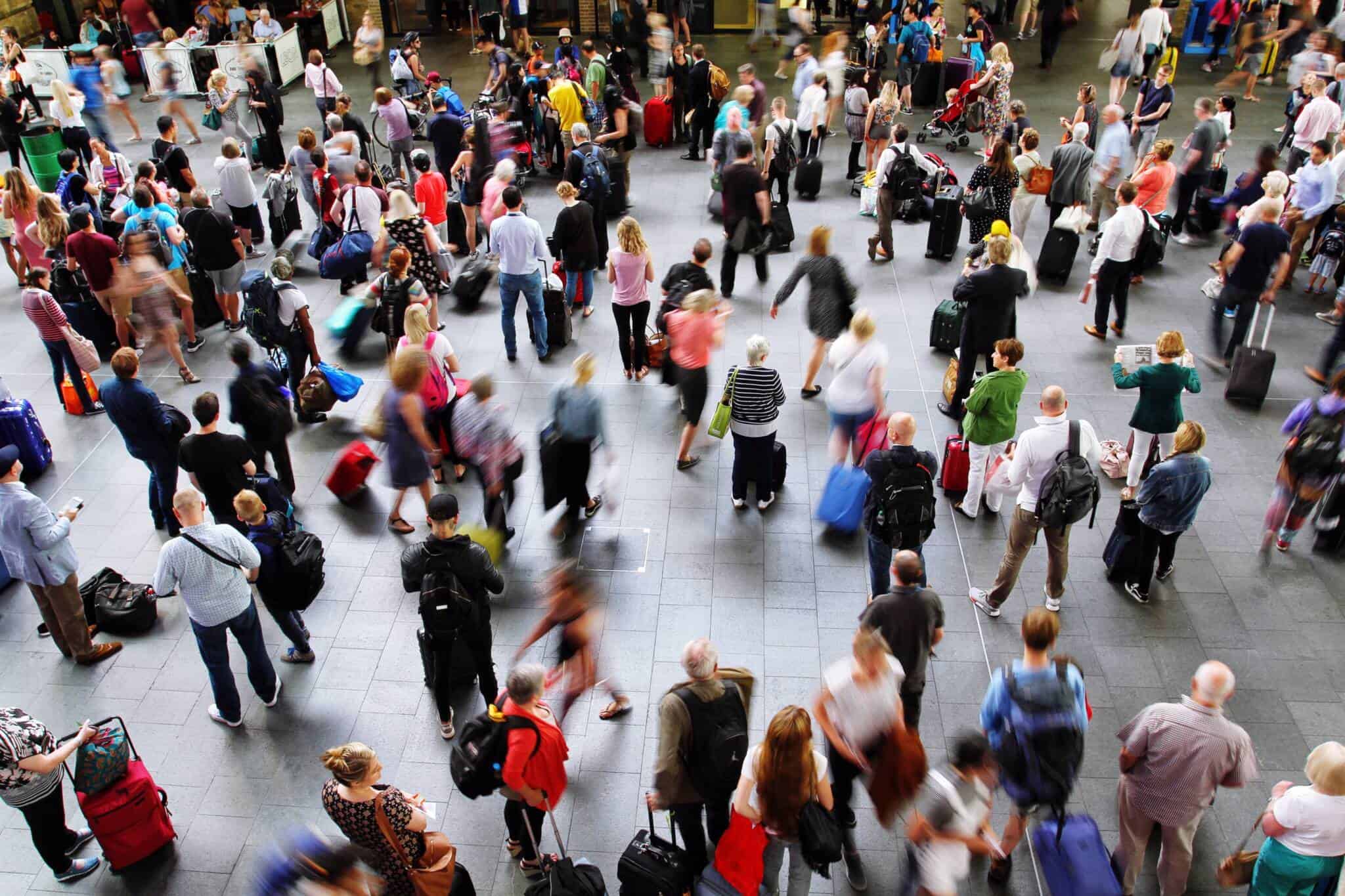 grande aglomerado de pessoas num espaço de teminal de diferentes transportes, com a cinfusão habitual de dia de Greve nos transportes públicos