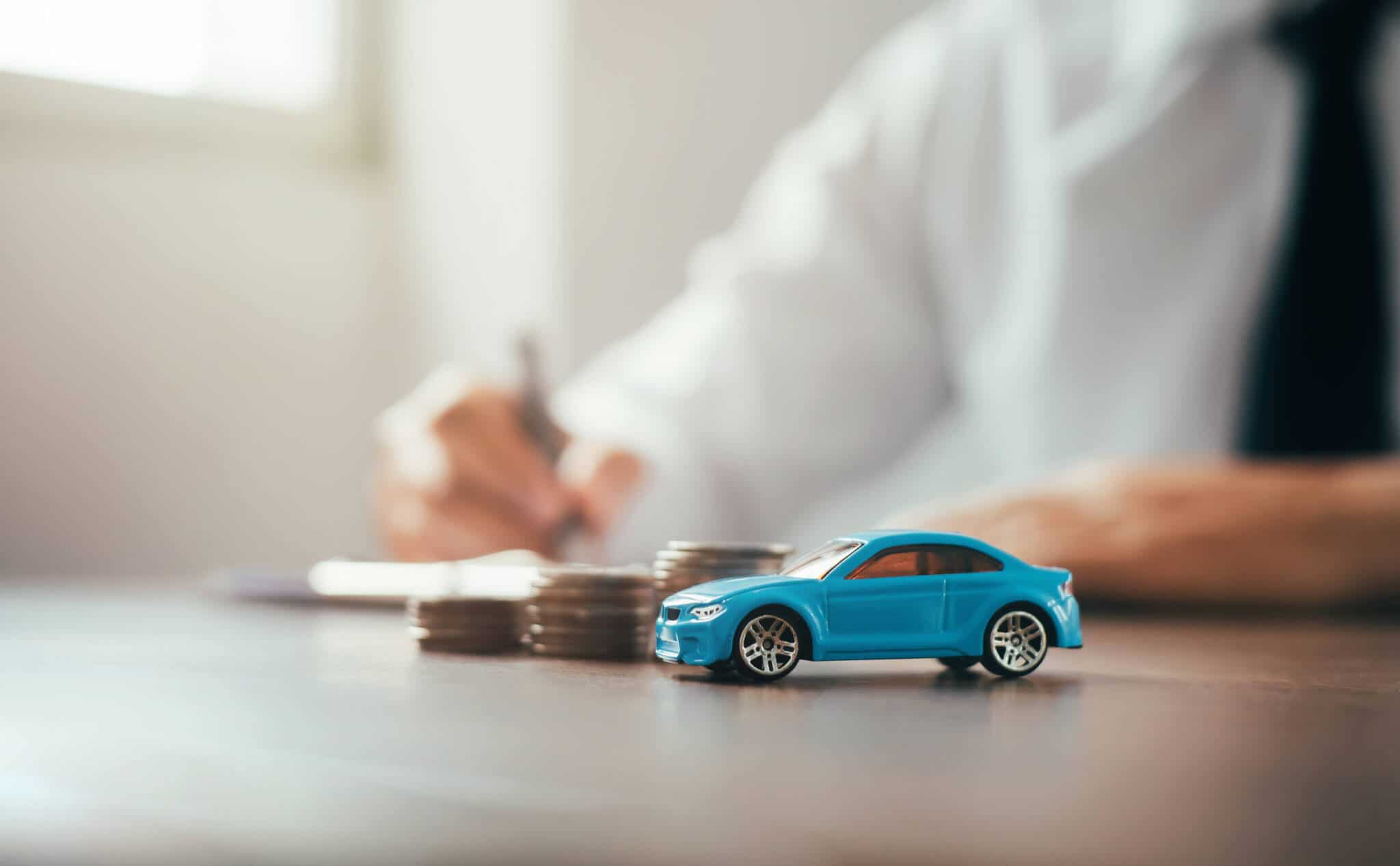 pessoa a fazer contas para reduzir os encargos com o seu crédito automóvel