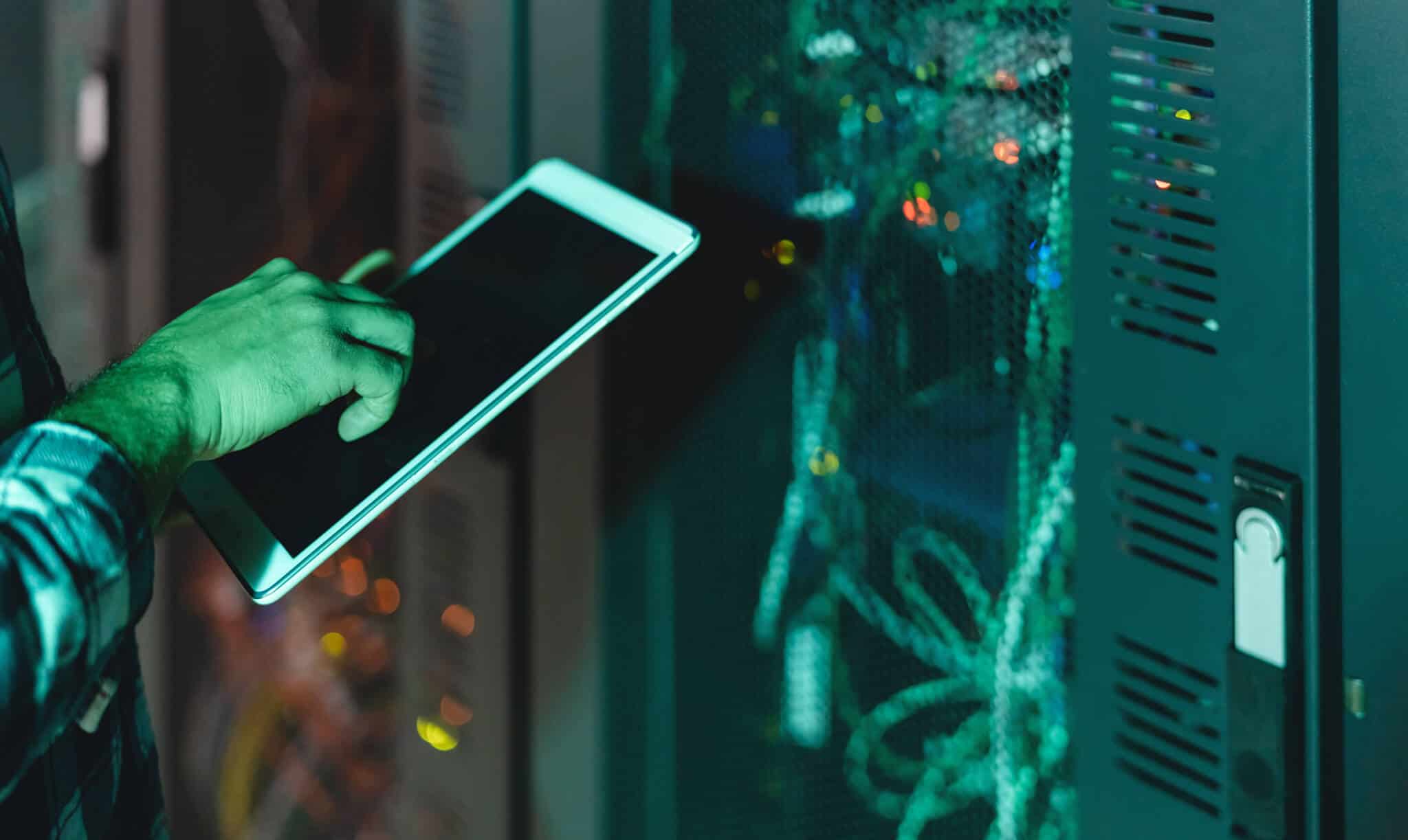 mão de jovem rapaz a operar um serviidor de dados através de um tablet, ilustra as profissões do futuro