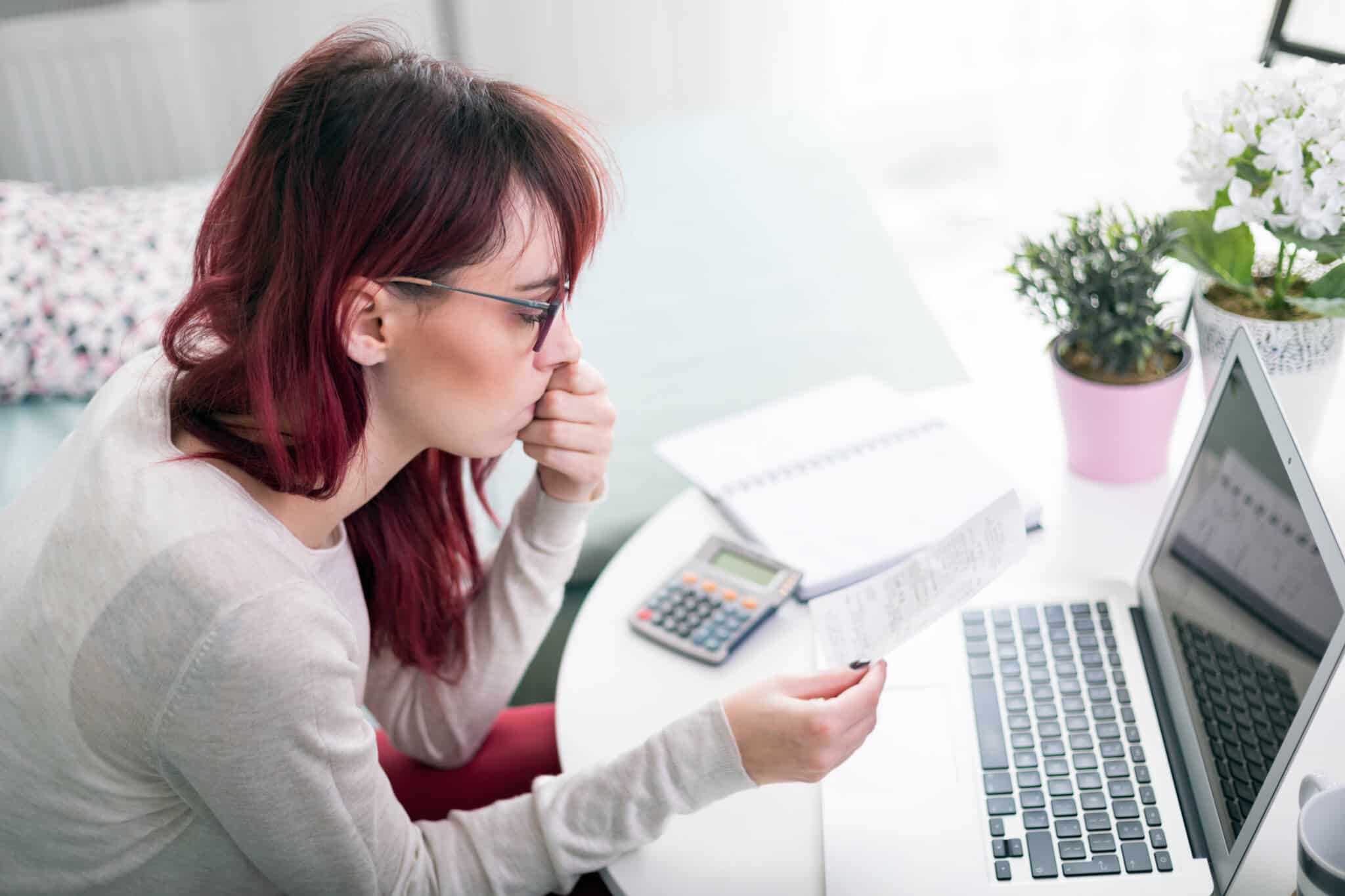 mulher a analisar as suas dívidas e créditos