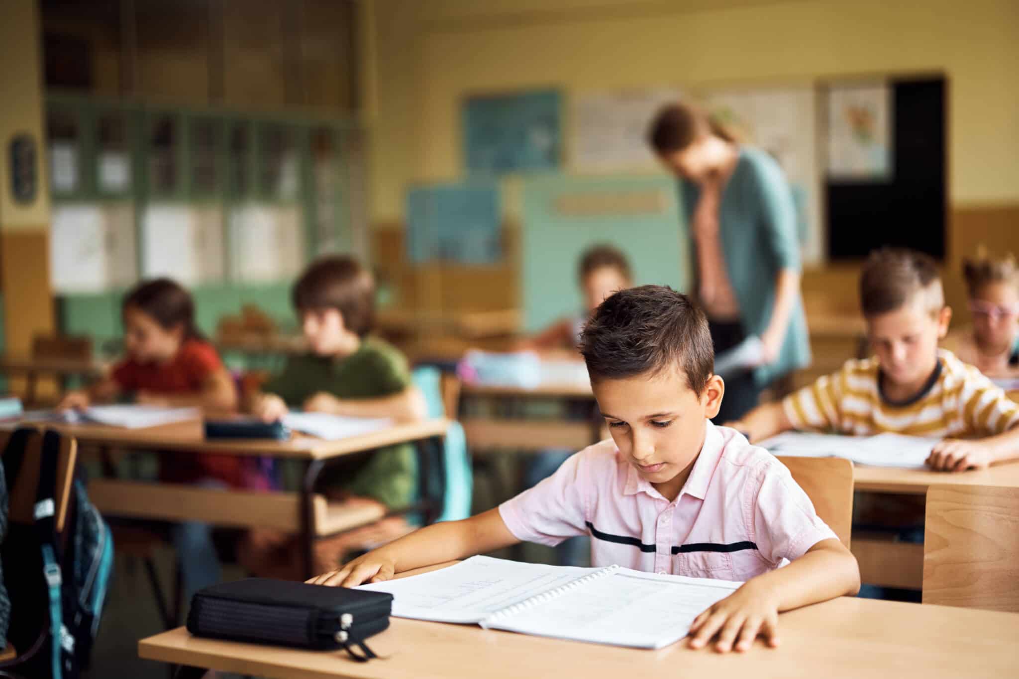 Crianças sentadas numa sala de aulas após ter início o novo ano letivo de acordo com o calendário escolar 2023/2024