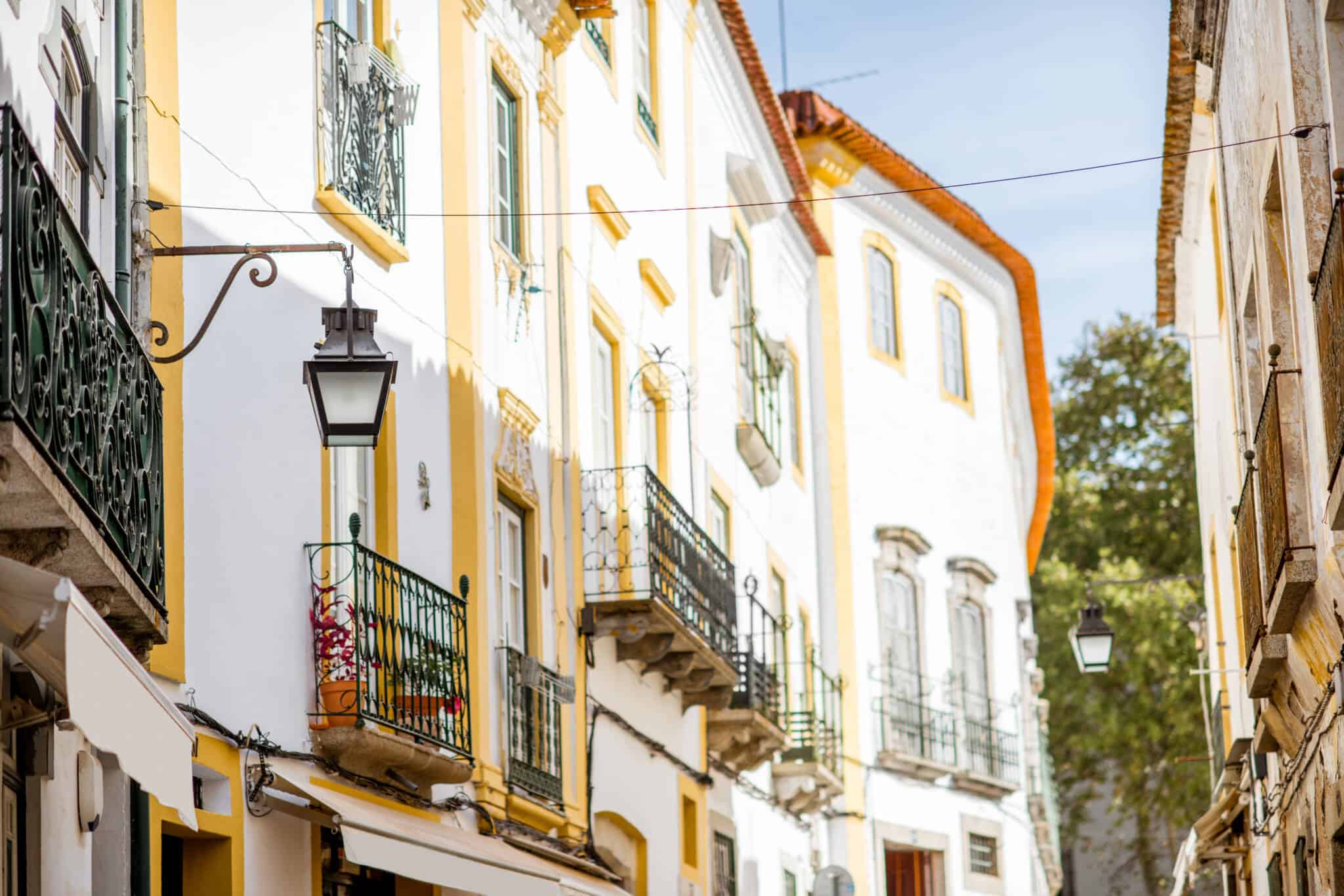 Casas numa rua de Évora