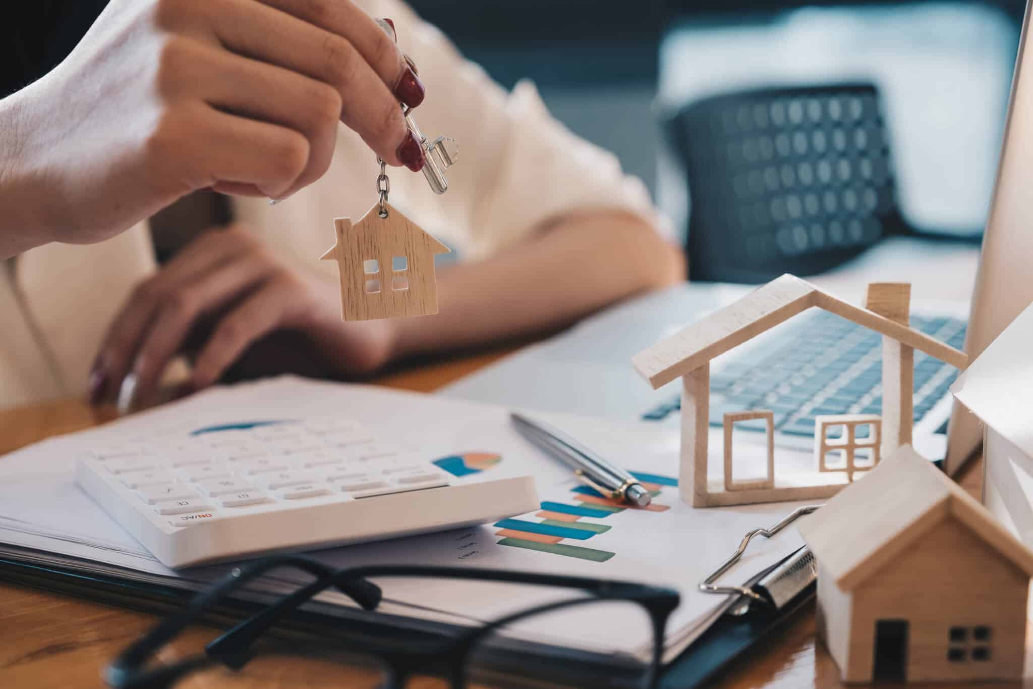 agente imobiliário a entregar chave de casa a cliente