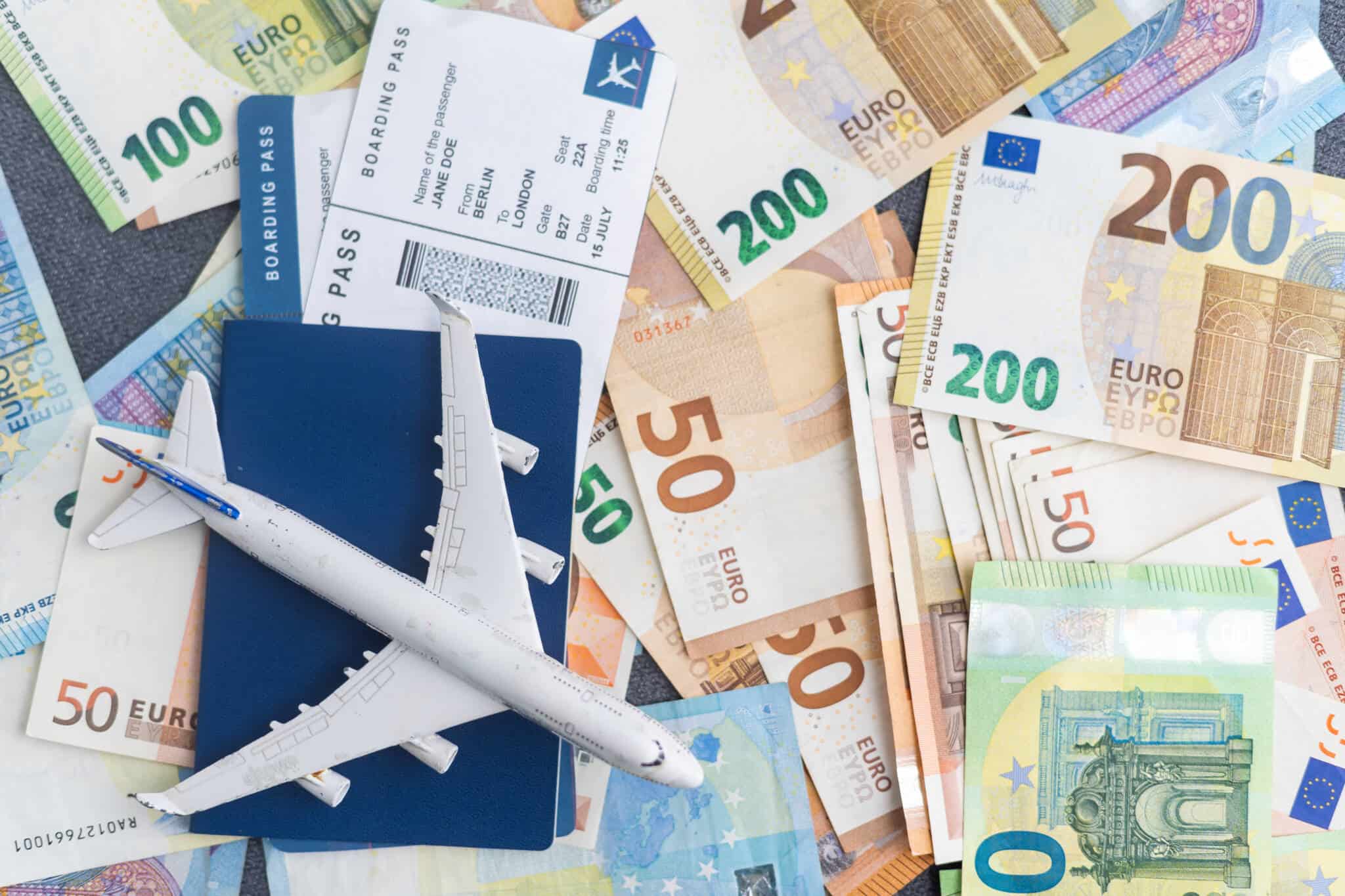 motas, passaportes e avião de brincar a ilustrar formas de poupar para as férias