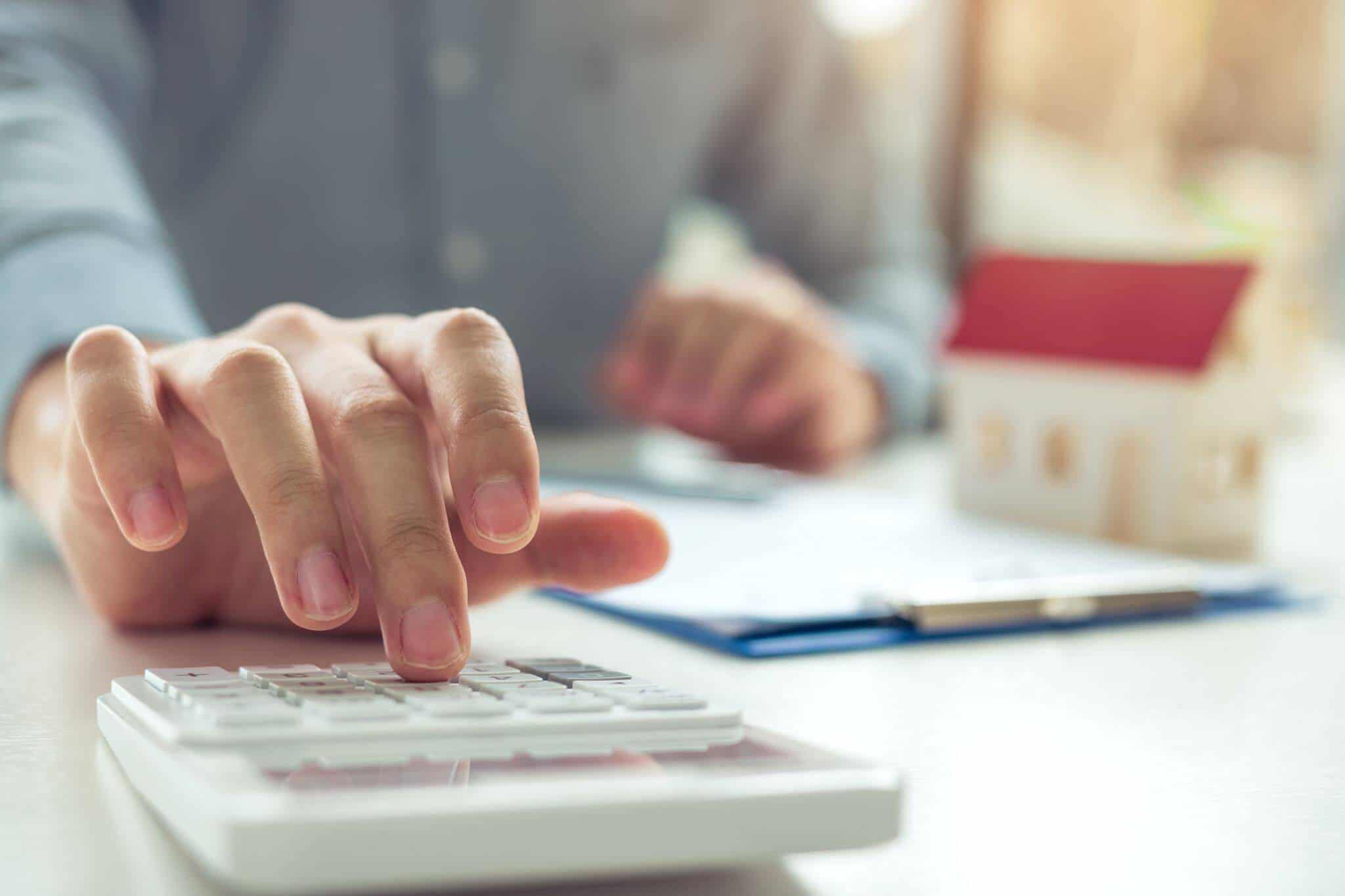 homem a usar calculadora para renegociar crédito
