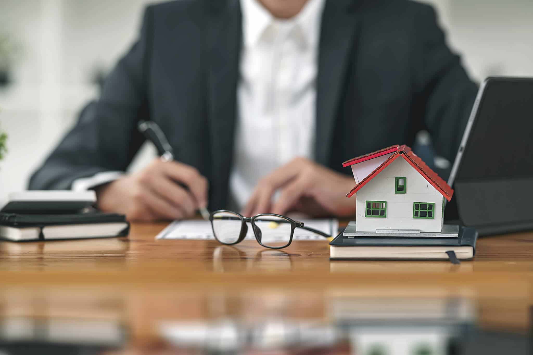 trabalhador do banco a analisar a possibilidade dos fiadores para um crédito habitação serem removidos do contrato