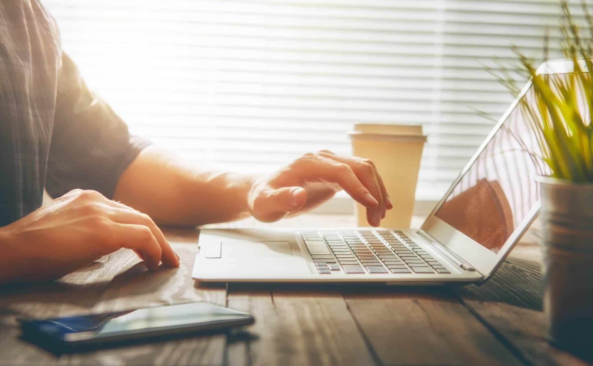 Pessoas pesquisa no computador uma solução para organizar melhor as suas finanças pessoais e descobre 19 sites com inquéritos online remunerados