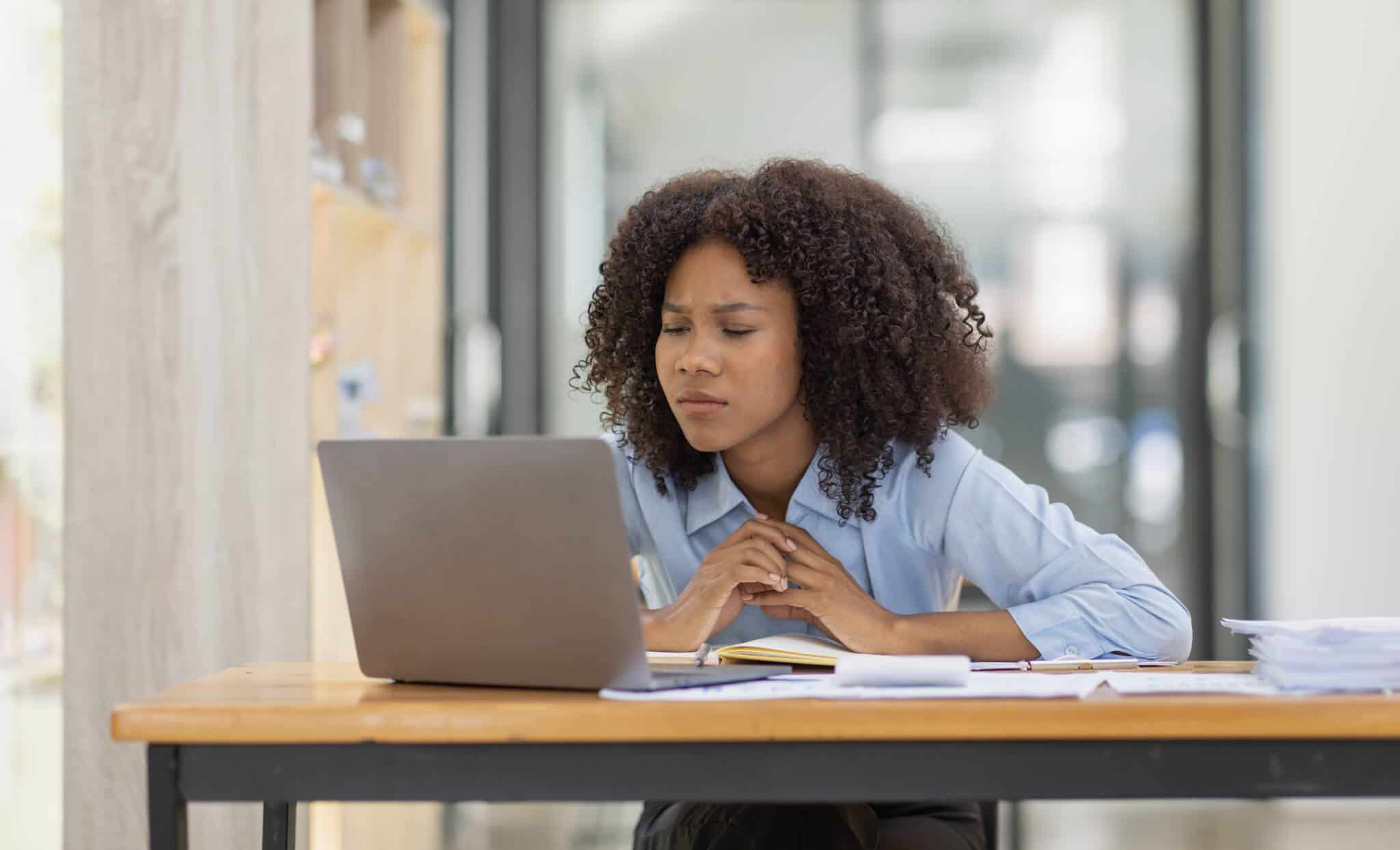mulher a trabalhar no computador