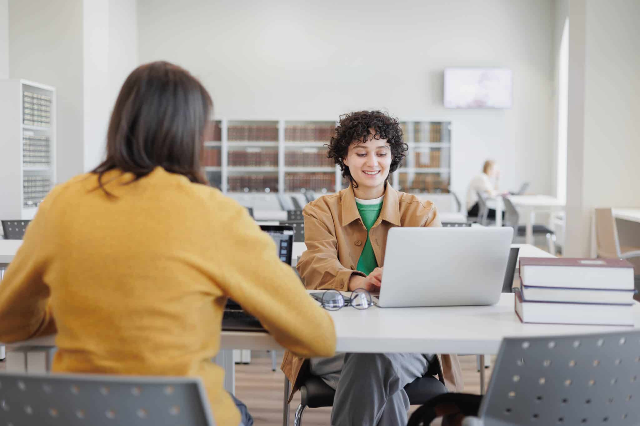 Mulheres a trabalhar no computador durante o período experimental do contrato de trabalho