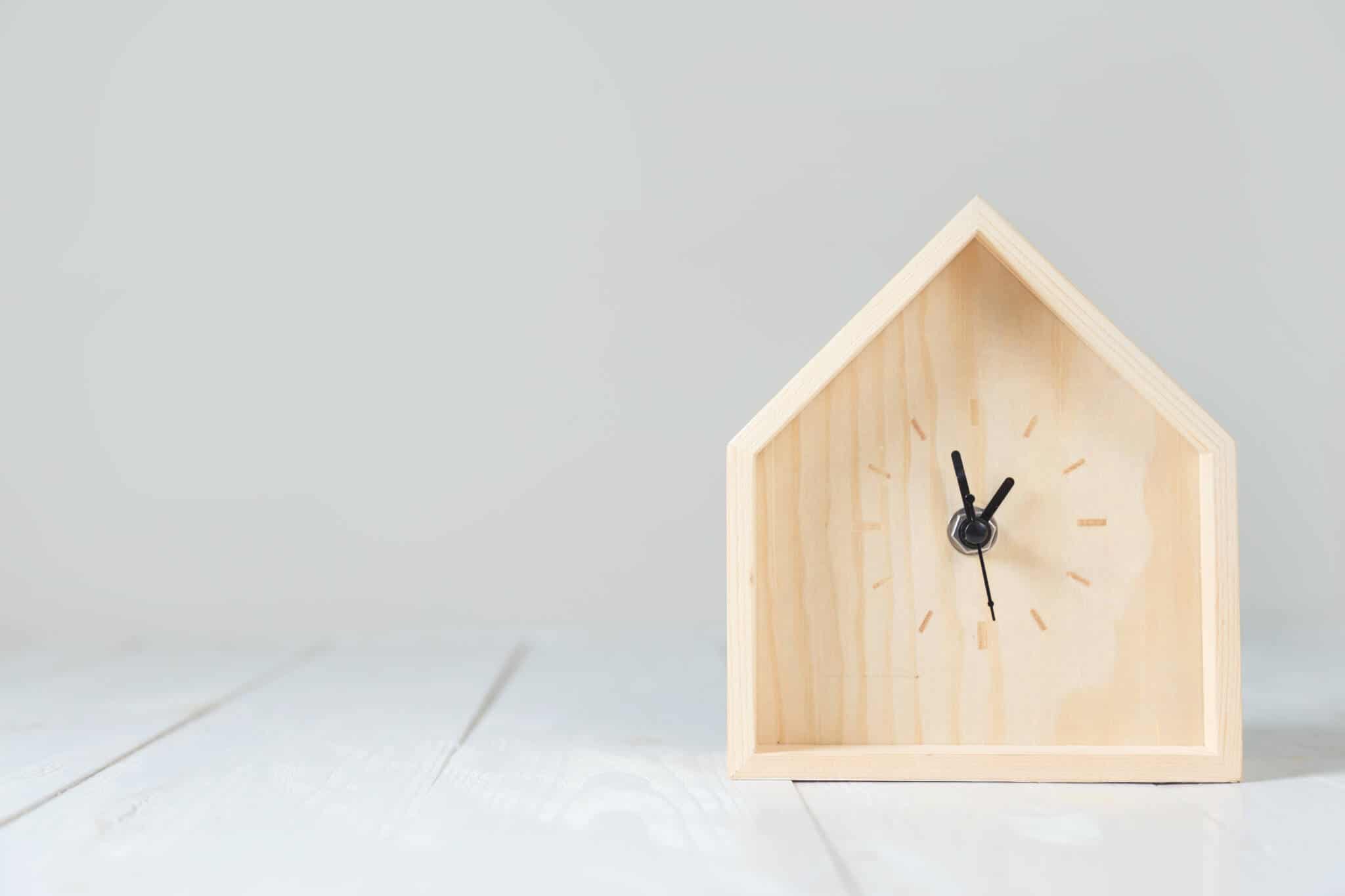 Relógio em forma de casa para saber quanto tempo demora a reunir os documentos
