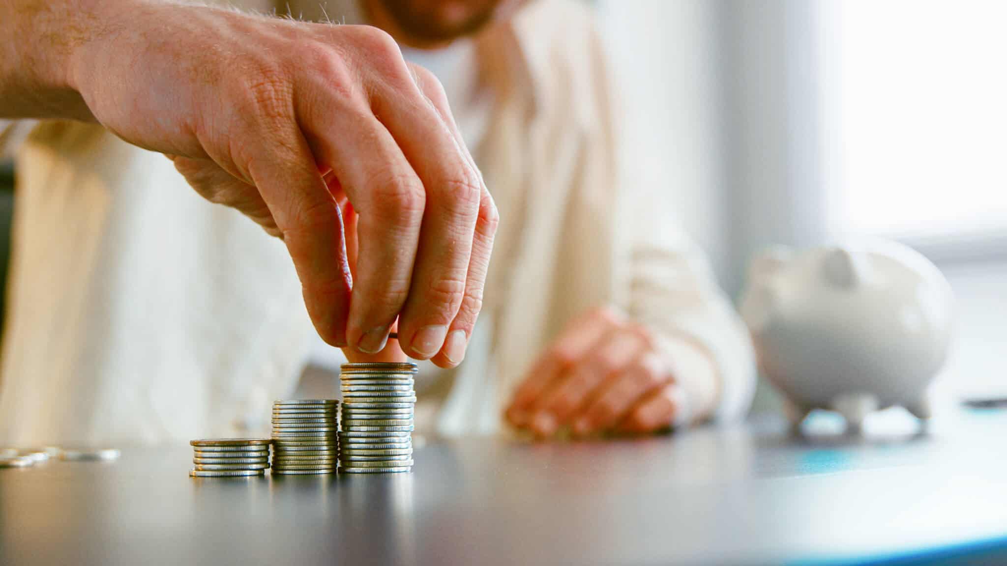 casal a tratar da sua poupança após implementar novas estratégias