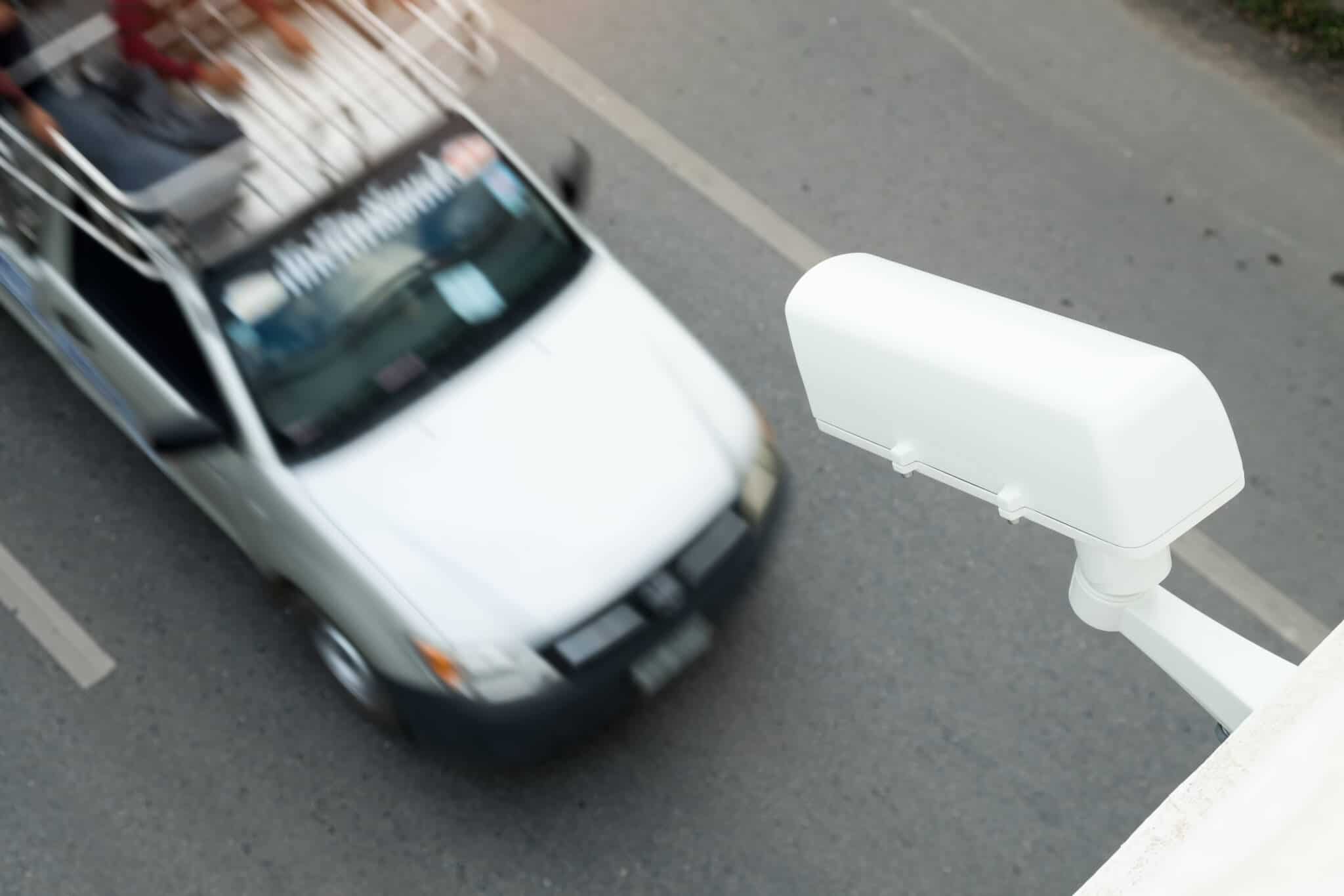 carro a passar por debaixo de viaduto com câmara, um dos novos radares de velocidade