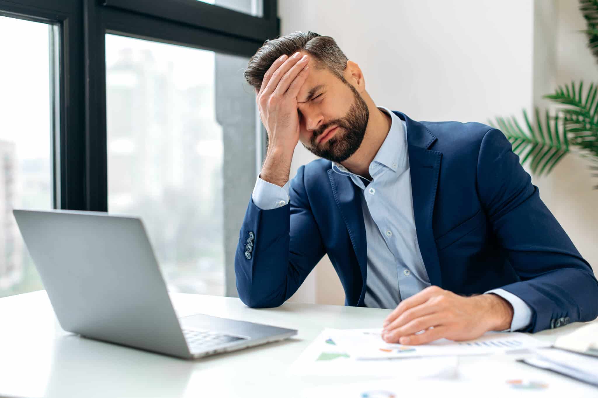homem com uma taxa de ansiedade elevada a analisar as suas finanças frente ao computador