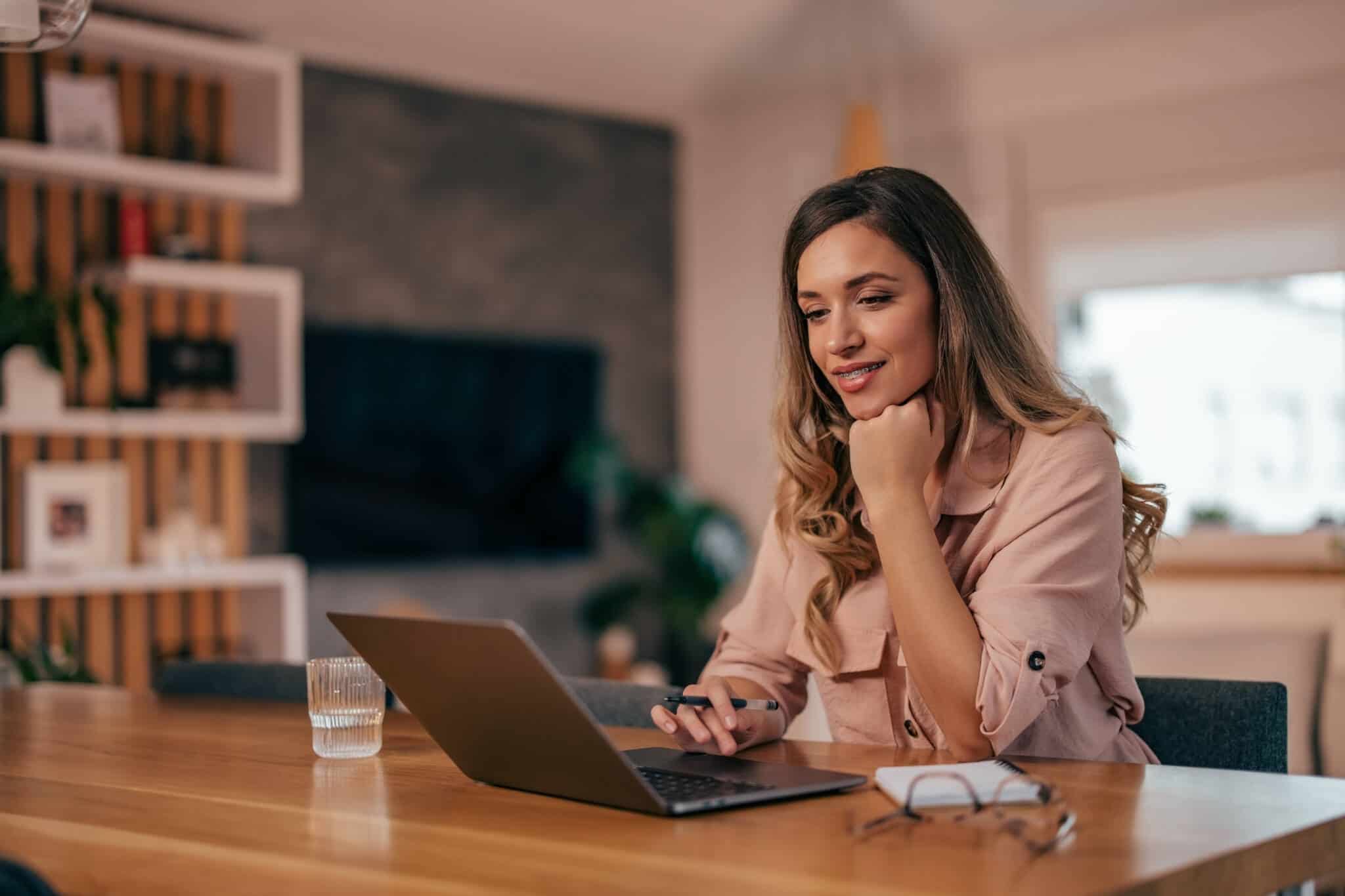 jovem à procura de emprego a criar currículos criativos online