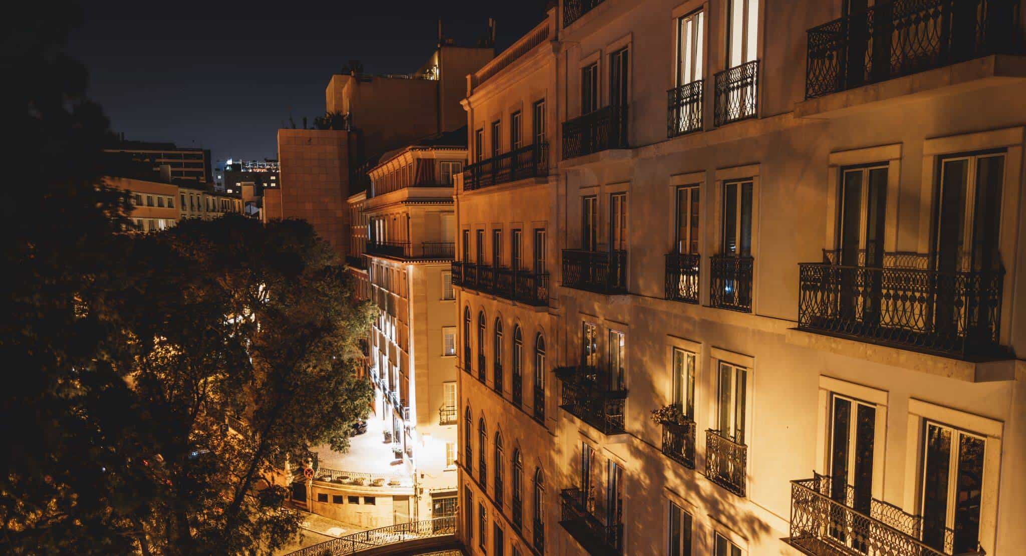 Fachada de prédio em Lisboa à noite