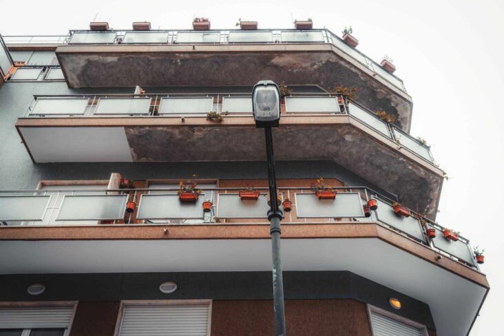 fachada de prédio com varandas