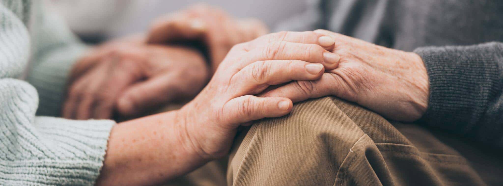 mãos de casal de reformados