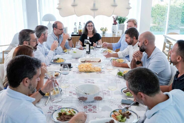 Membros da comissão executiva e Sara Antunes num almoço a gravar o podcast No final de contas especial de aniversário