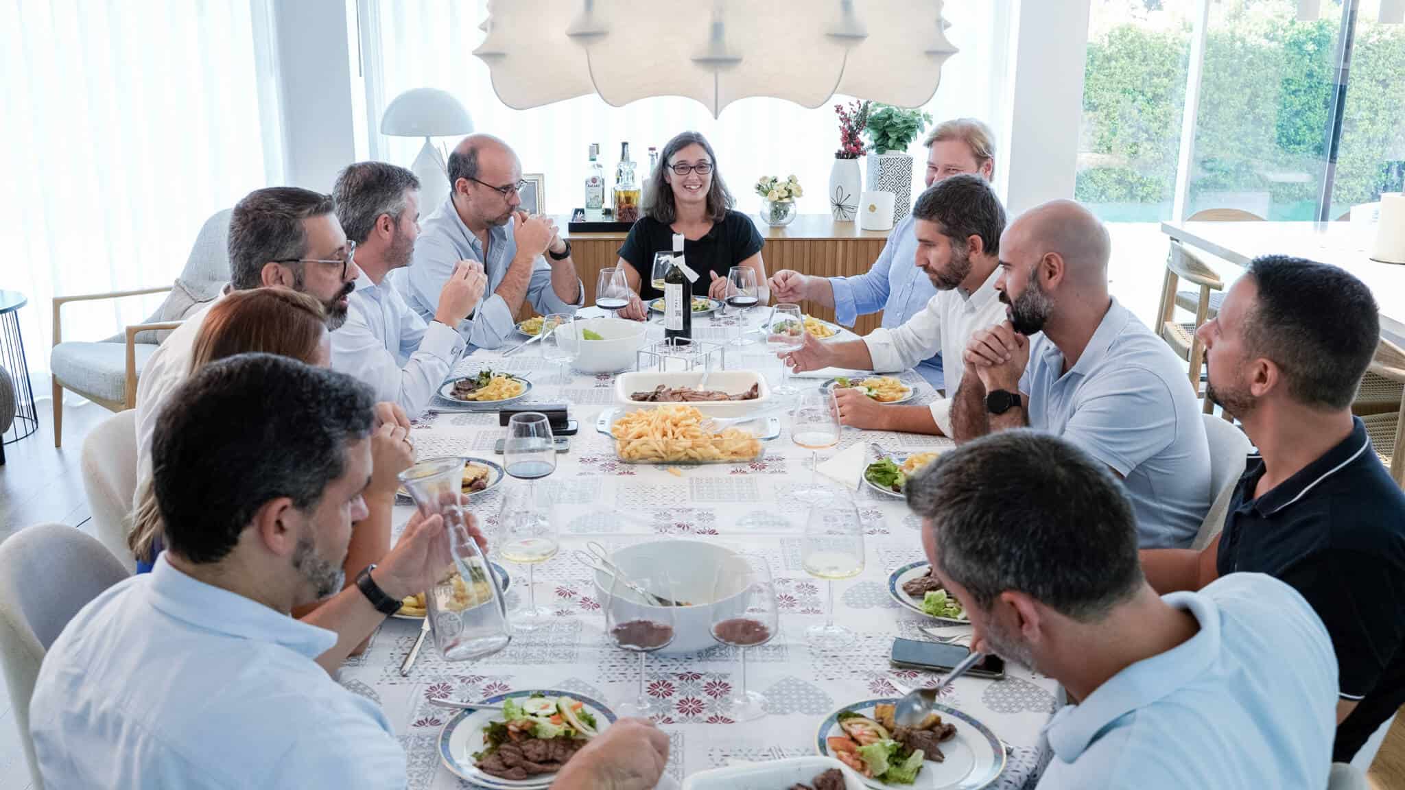 Membros da comissão executiva e Sara Antunes num almoço a gravar o podcast No final de contas especial de aniversário