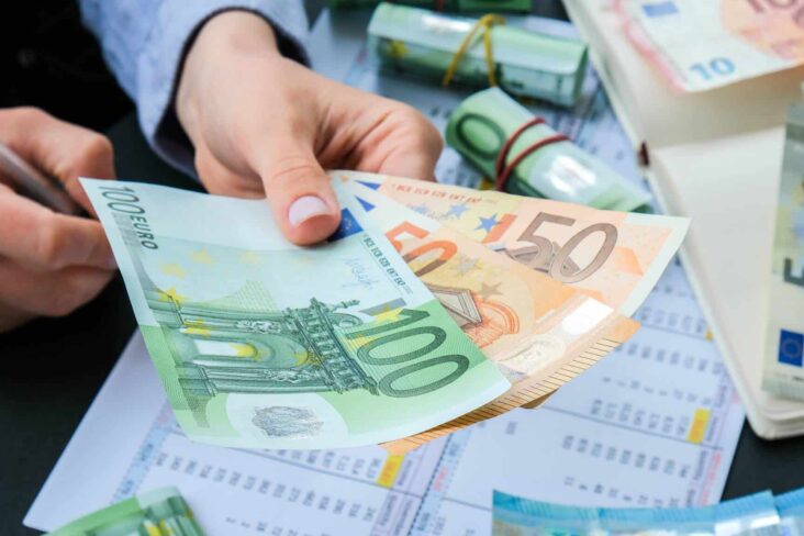 notas de euros a ilustrar o que vai mudar nos escalões de IRS