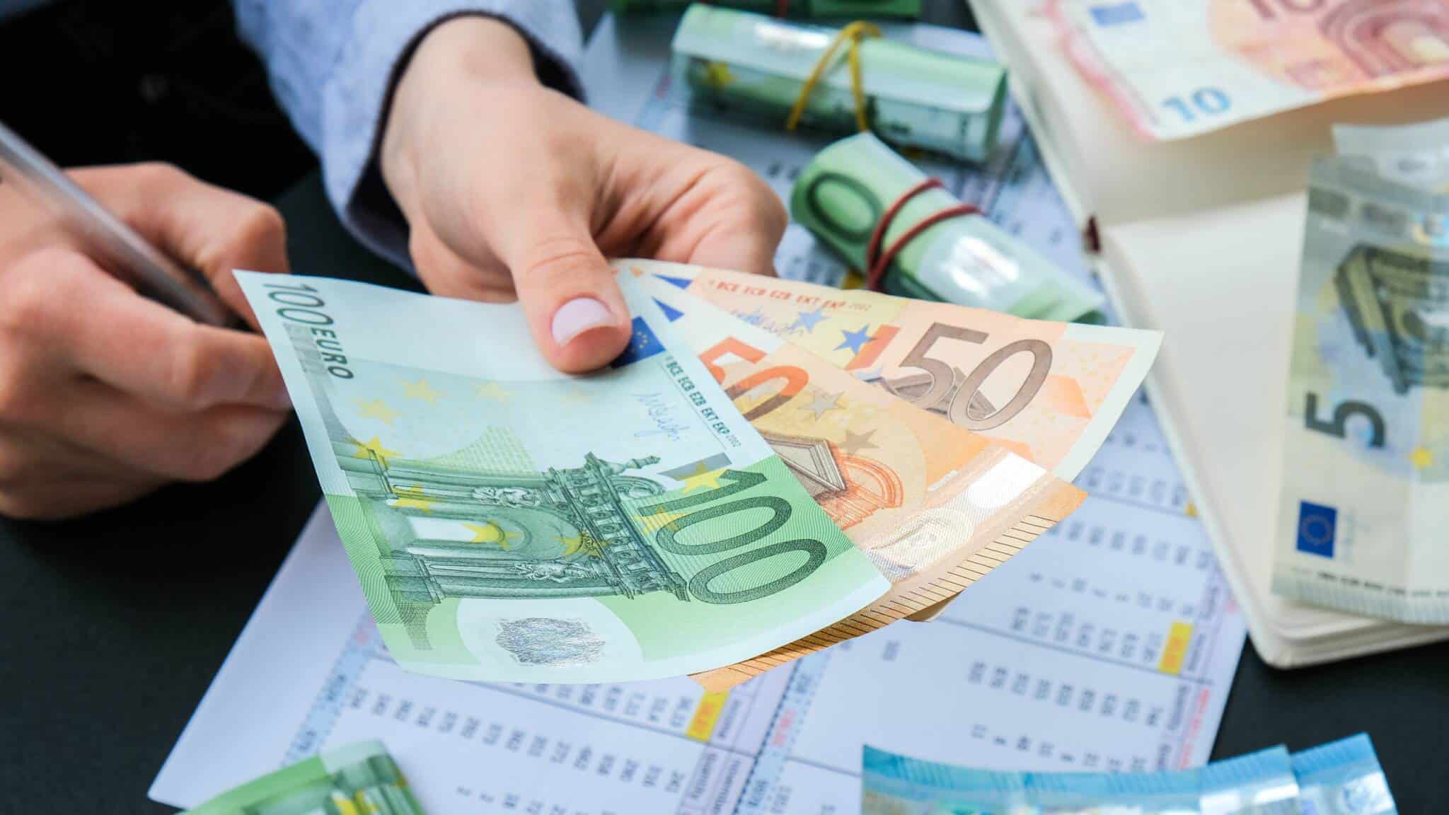 notas de euros a ilustrar o que vai mudar nos escalões de IRS