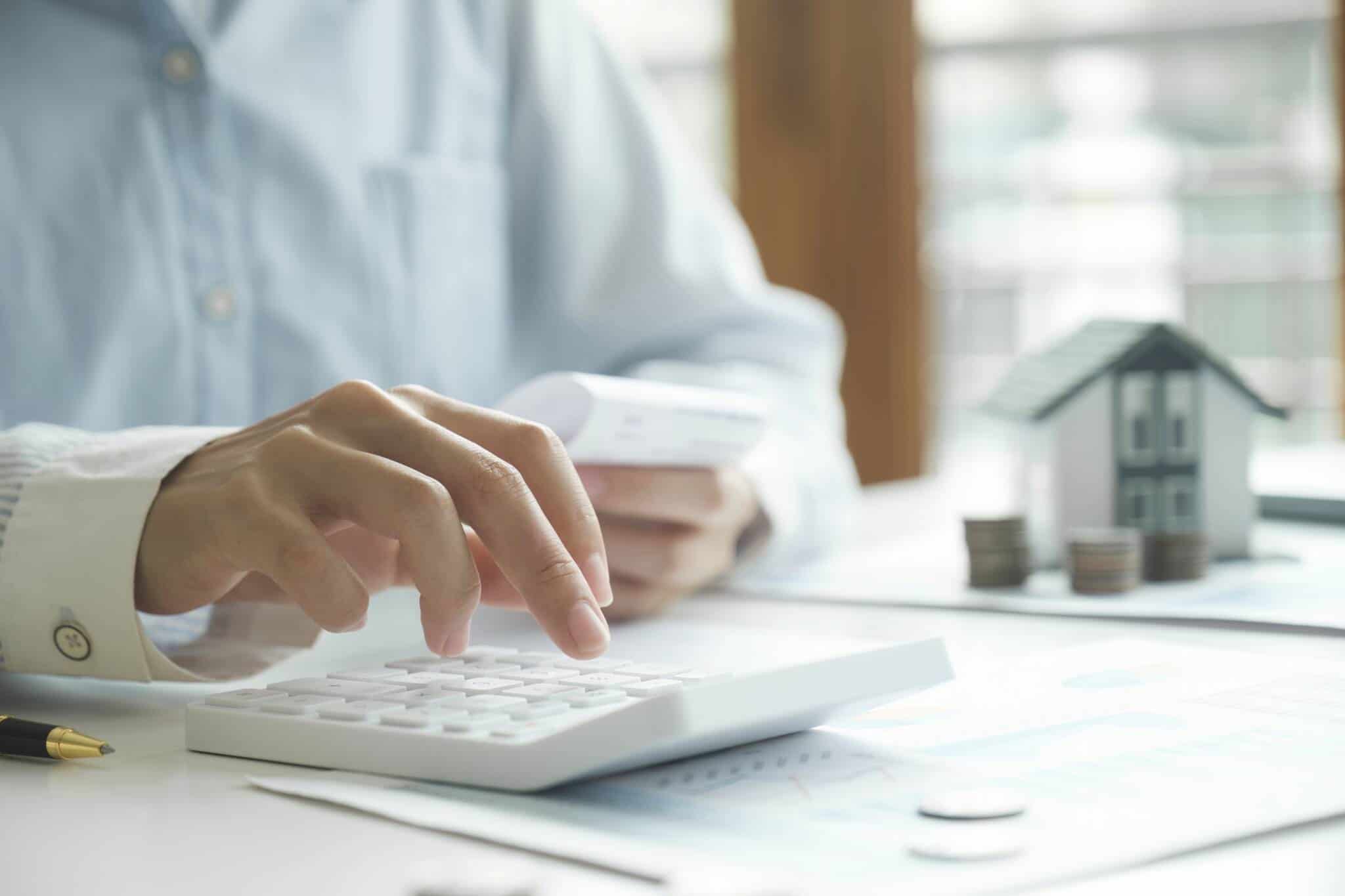 senhorio a fazer contas a tentar perceber o impacto da descida da sua taxa de IRS