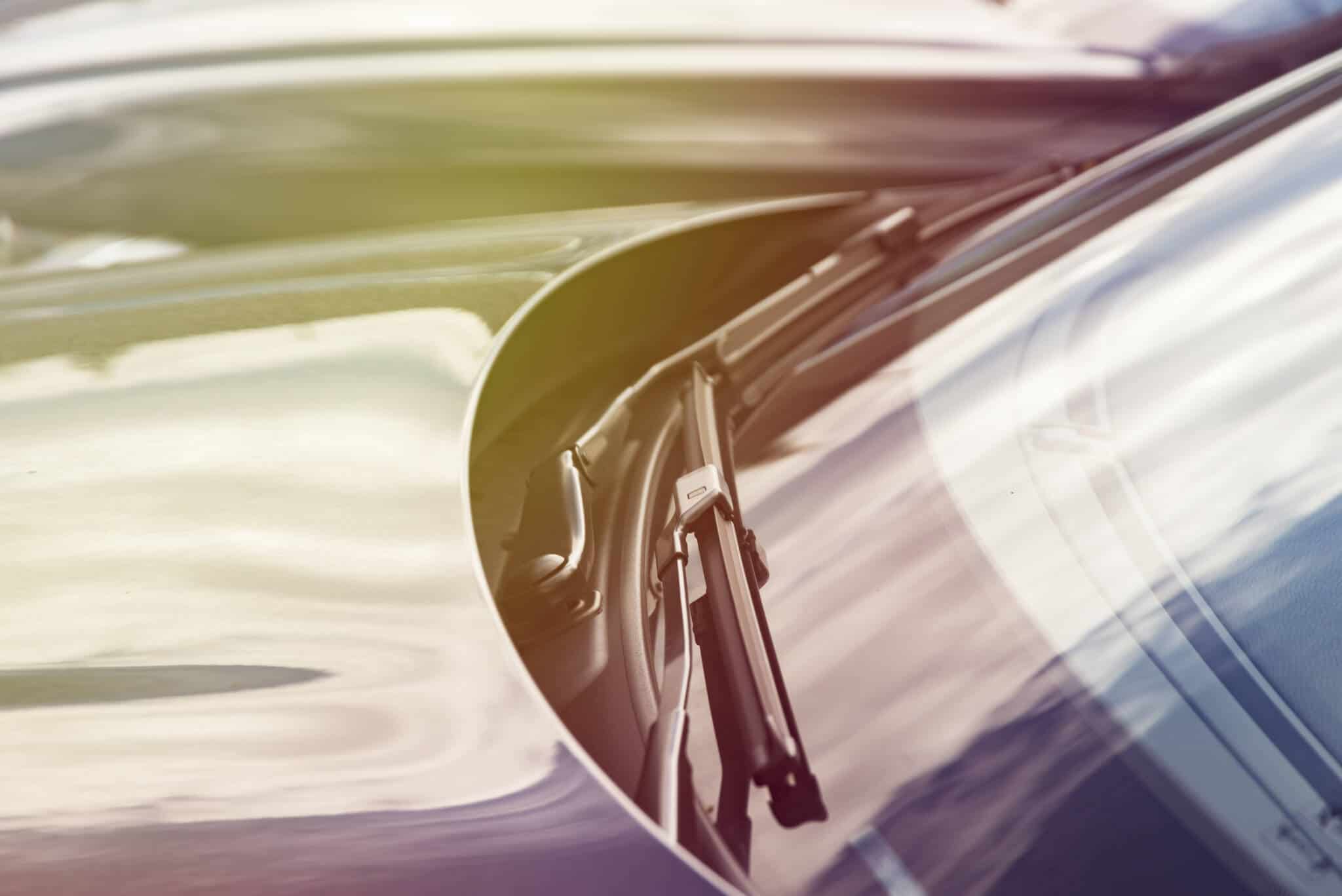 para brisas e parte da frente de um carro, em corte, sendo que náo exibe selos do carro , os quais deixaram de ser obrigatórios