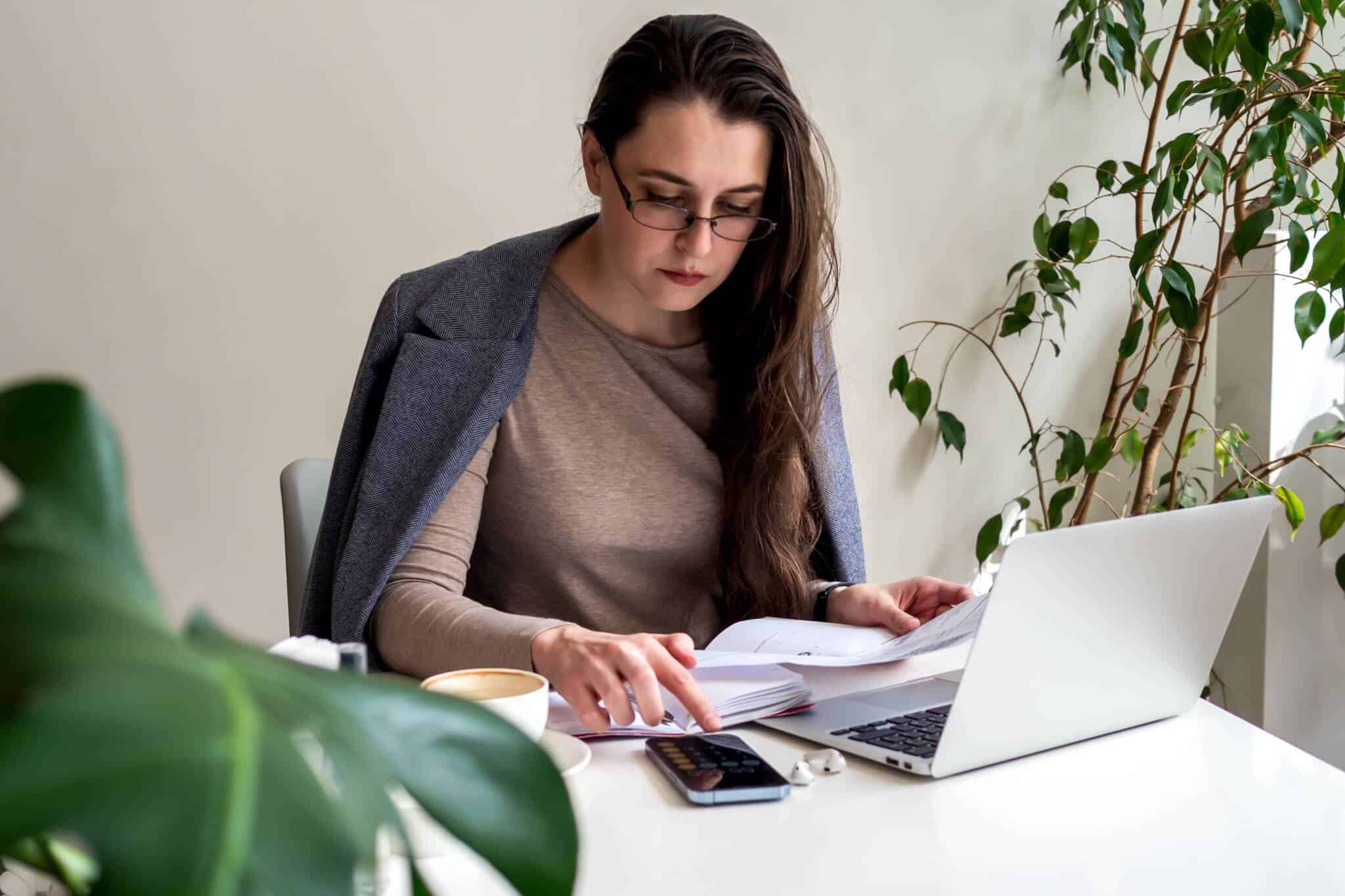 mulher a fazer contas para organizar as finanças até ao fim do ano
