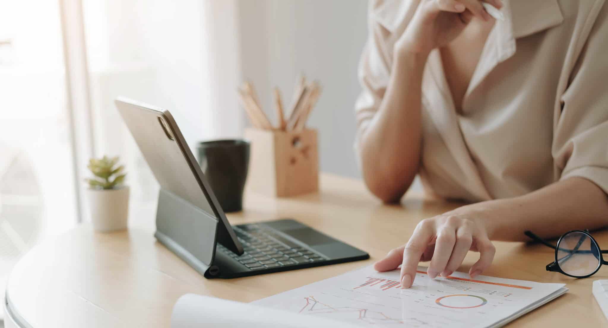 trabalhadora a declarar rendimentos