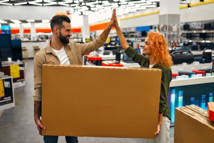 Casa feliz porque comprou na Black Friday sem comprometer o seu orçamento