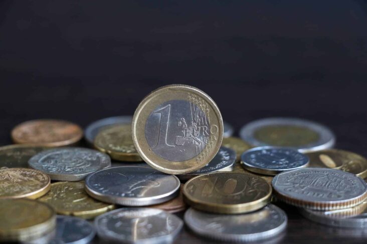 Moedas de euro espalhadas em cima de uma mesa