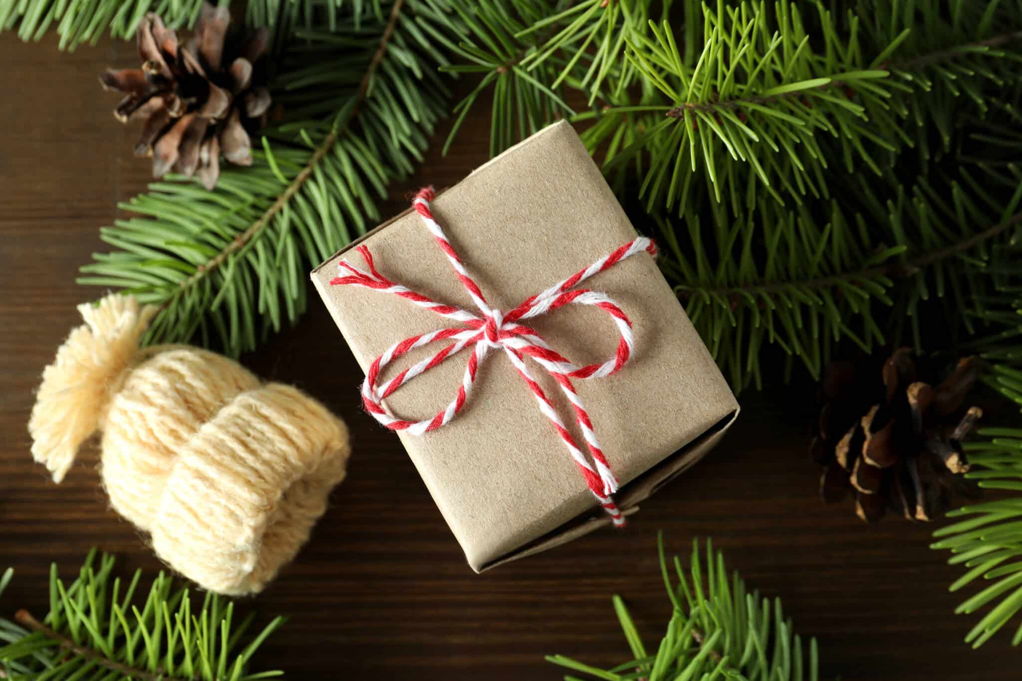 presentes de Natal feitos à mão , com ar simples e de embrulho manual, ilustram um Natal económico