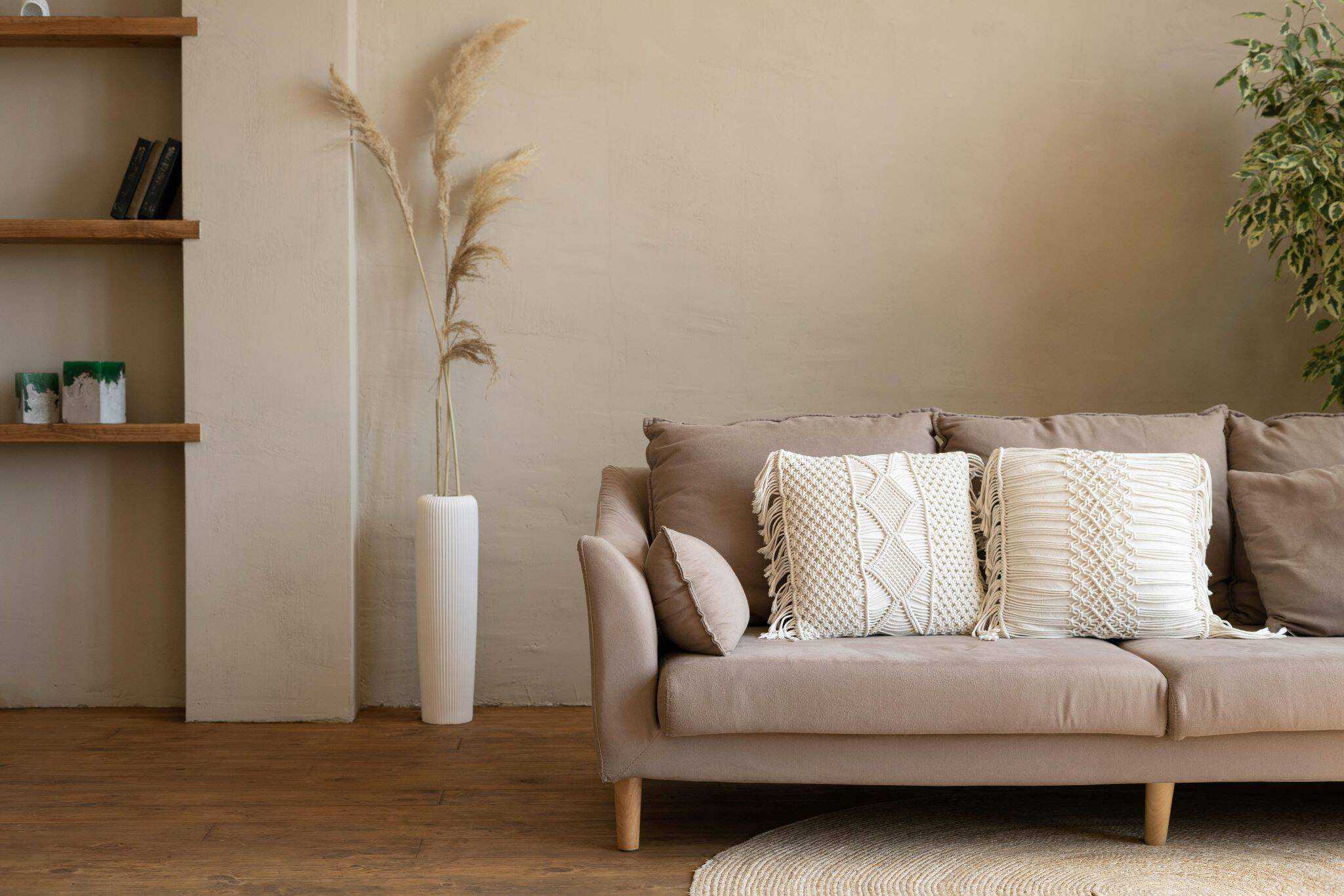 interior de casa com sofá em destaque