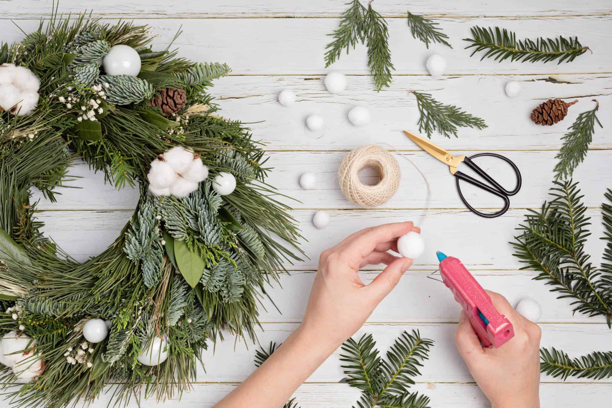 mãos a trabalhar pequenas peças para os enfeites natalícios, a celebrar um Natal sustentável