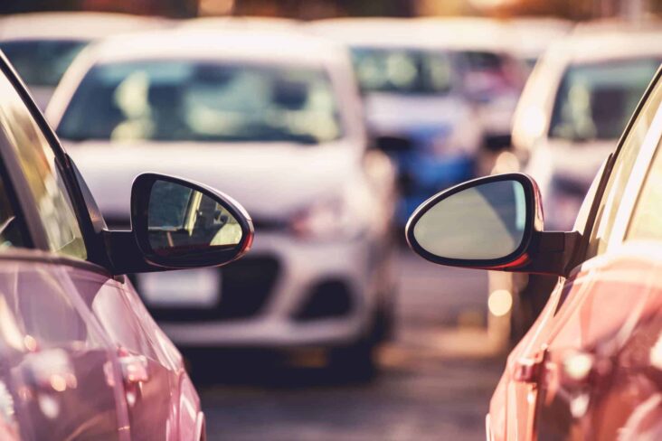 Carros à venda num stand estacionados na rua