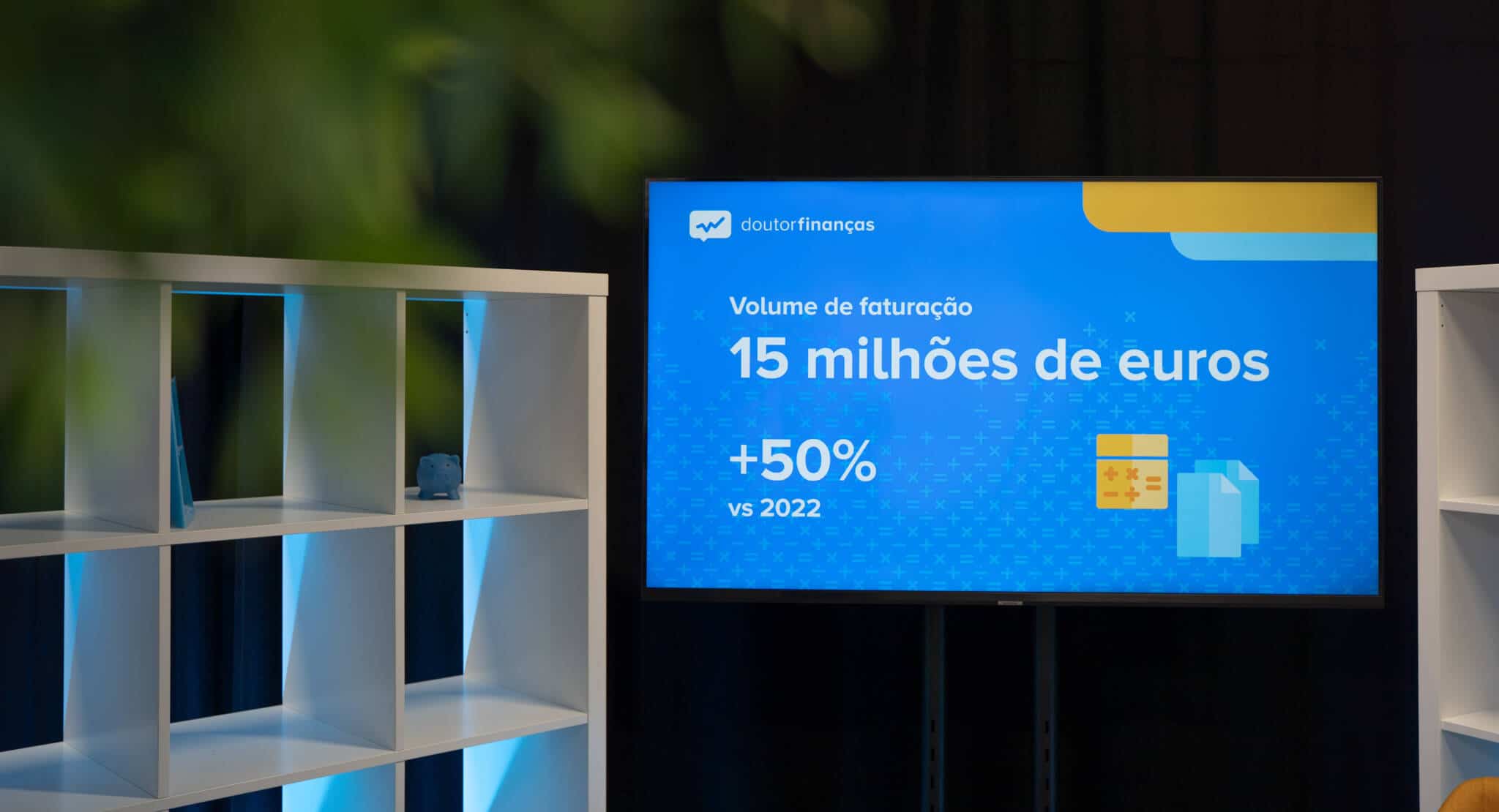 Resultados financeiros do Doutor Finanças em 2023, refletidos numa televisão