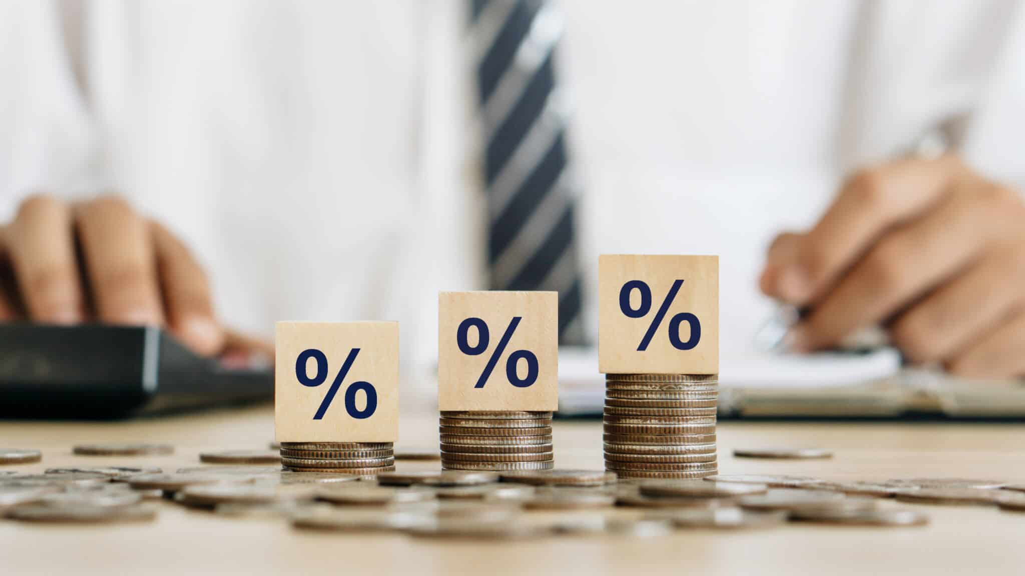 cubos com o símbolo da percentagem a ilustrar as Taxas de IVA na Europa