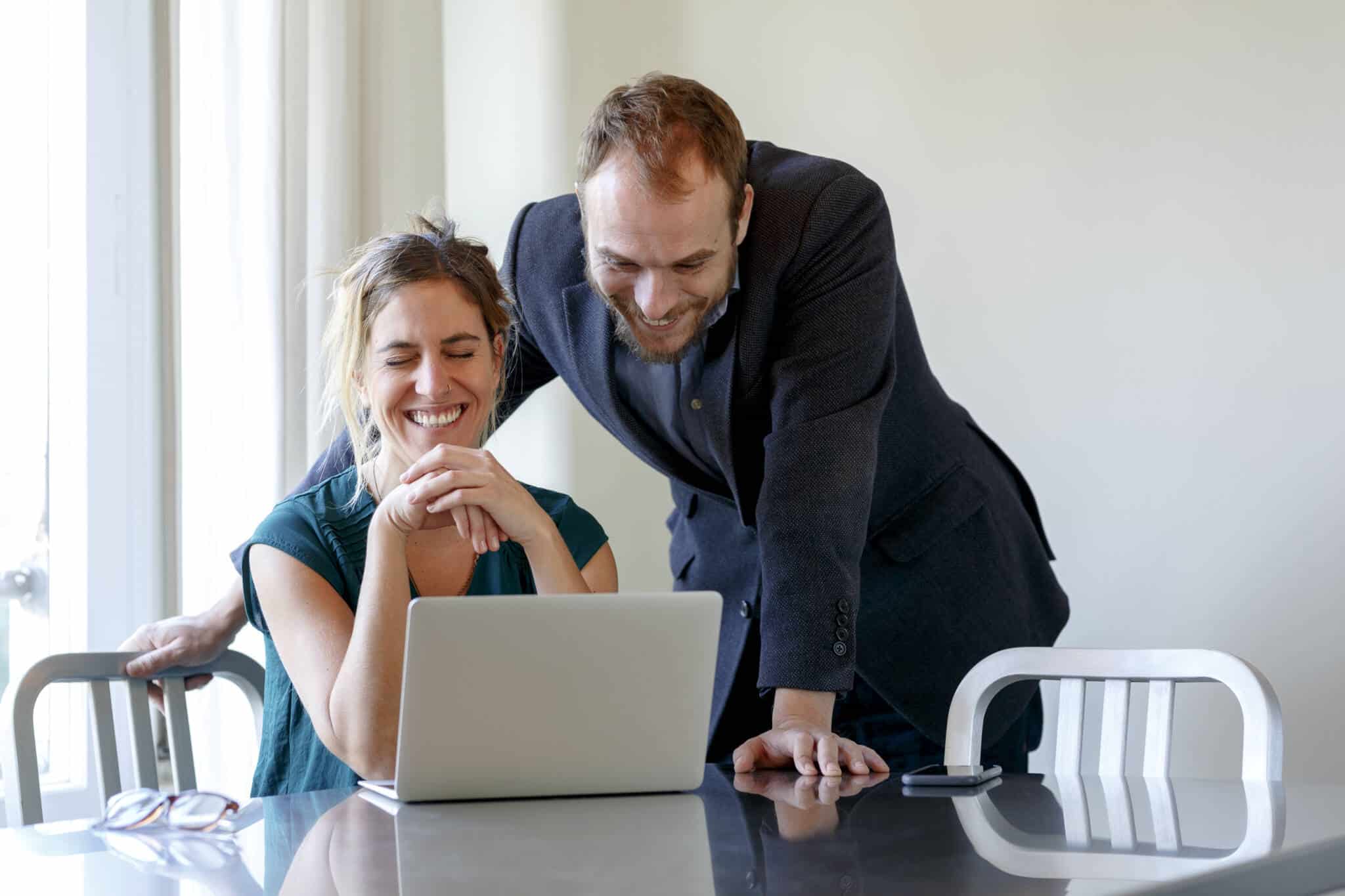 casal a ver os procedimentos no computador para comprovar uma união de facto