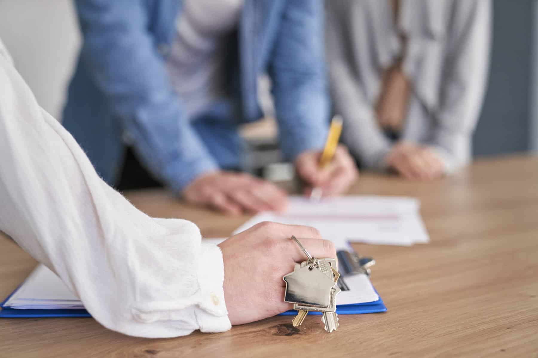 pessoa a assinar contrato de compra de casa