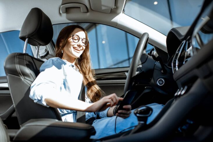 mulher feliz no carro