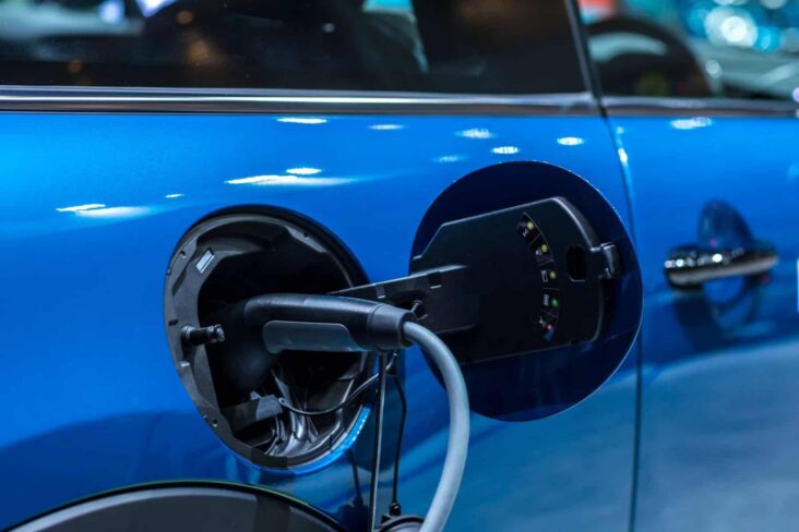 veículo em posto de carregamento de carros elétricos