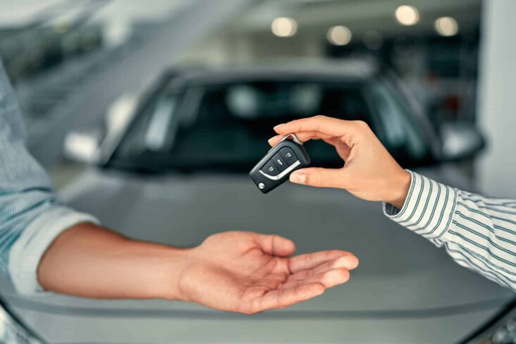 pessoa a receber chave de carro novo