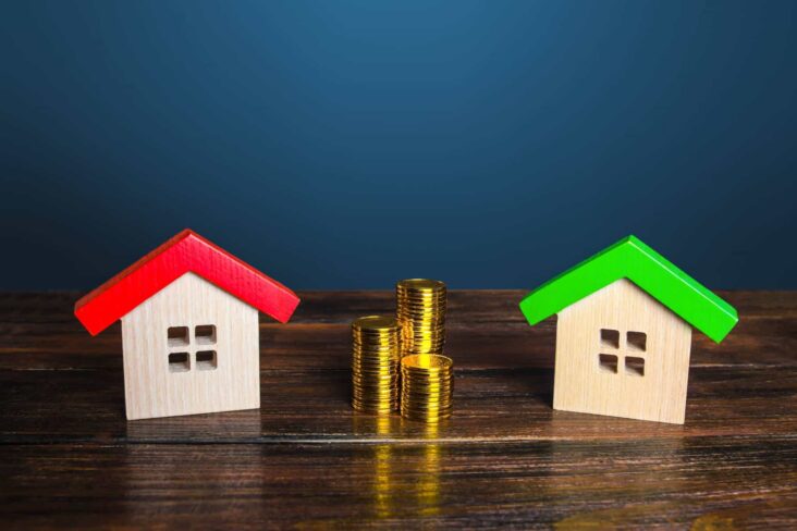 duas casas com moedas no meio a ilustrar a permuta de casa
