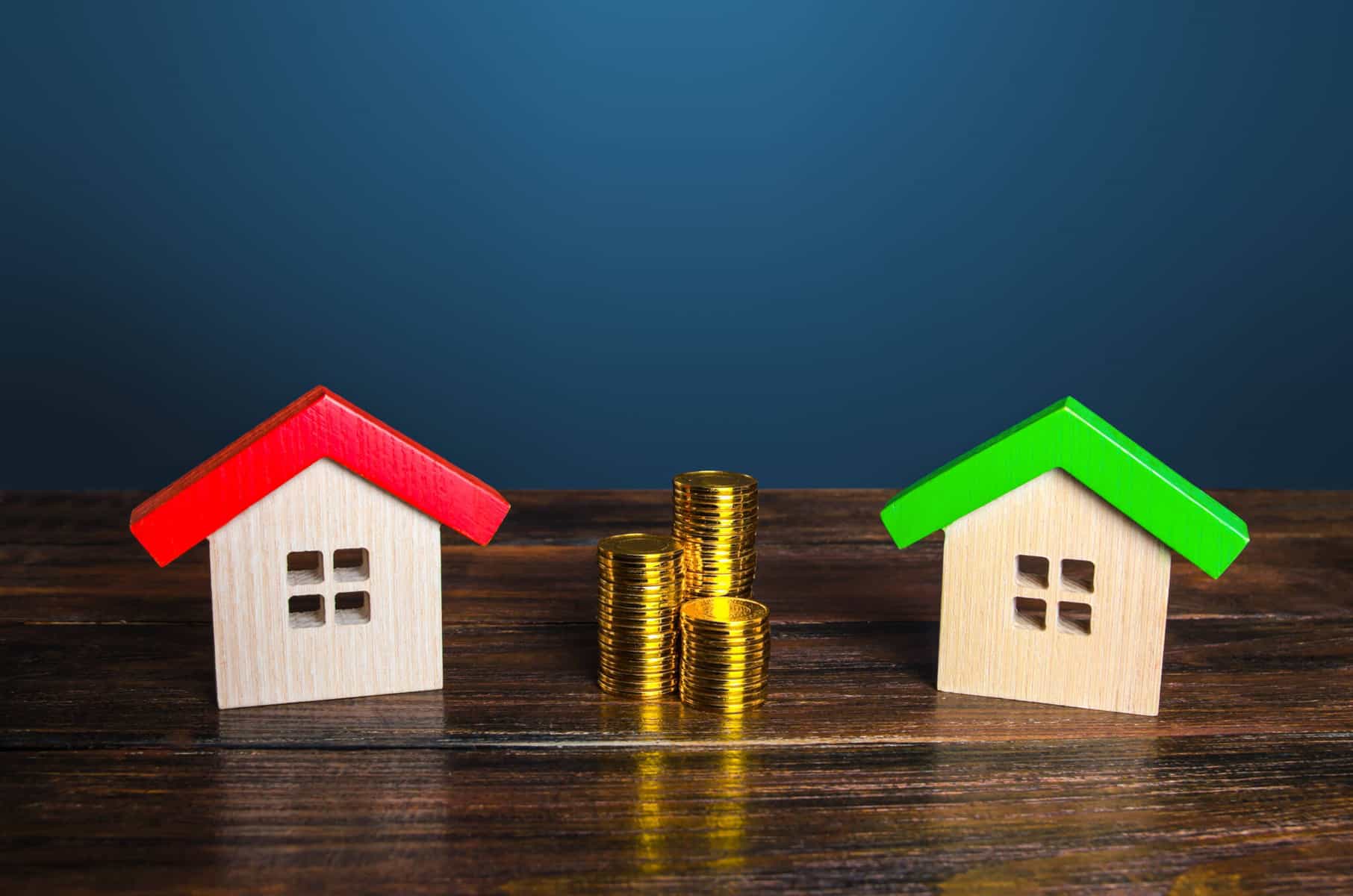 duas casas com moedas no meio a ilustrar a permuta de casa