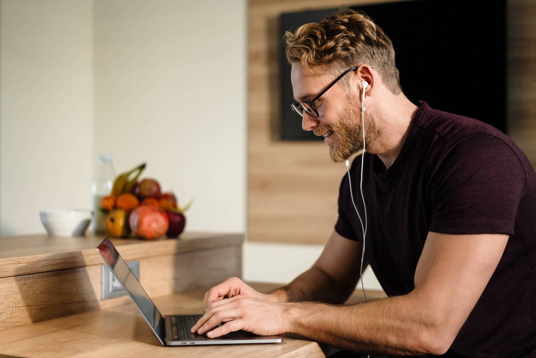 jovem em teletrabalho