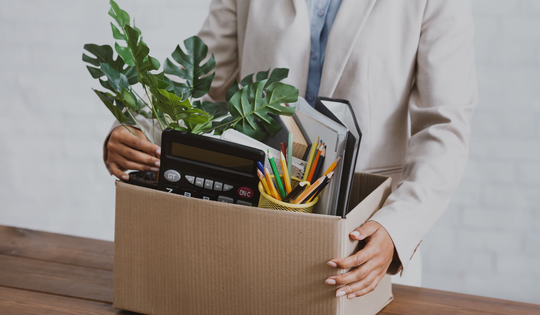 caixa com objetos do trabalho depois do desemprego